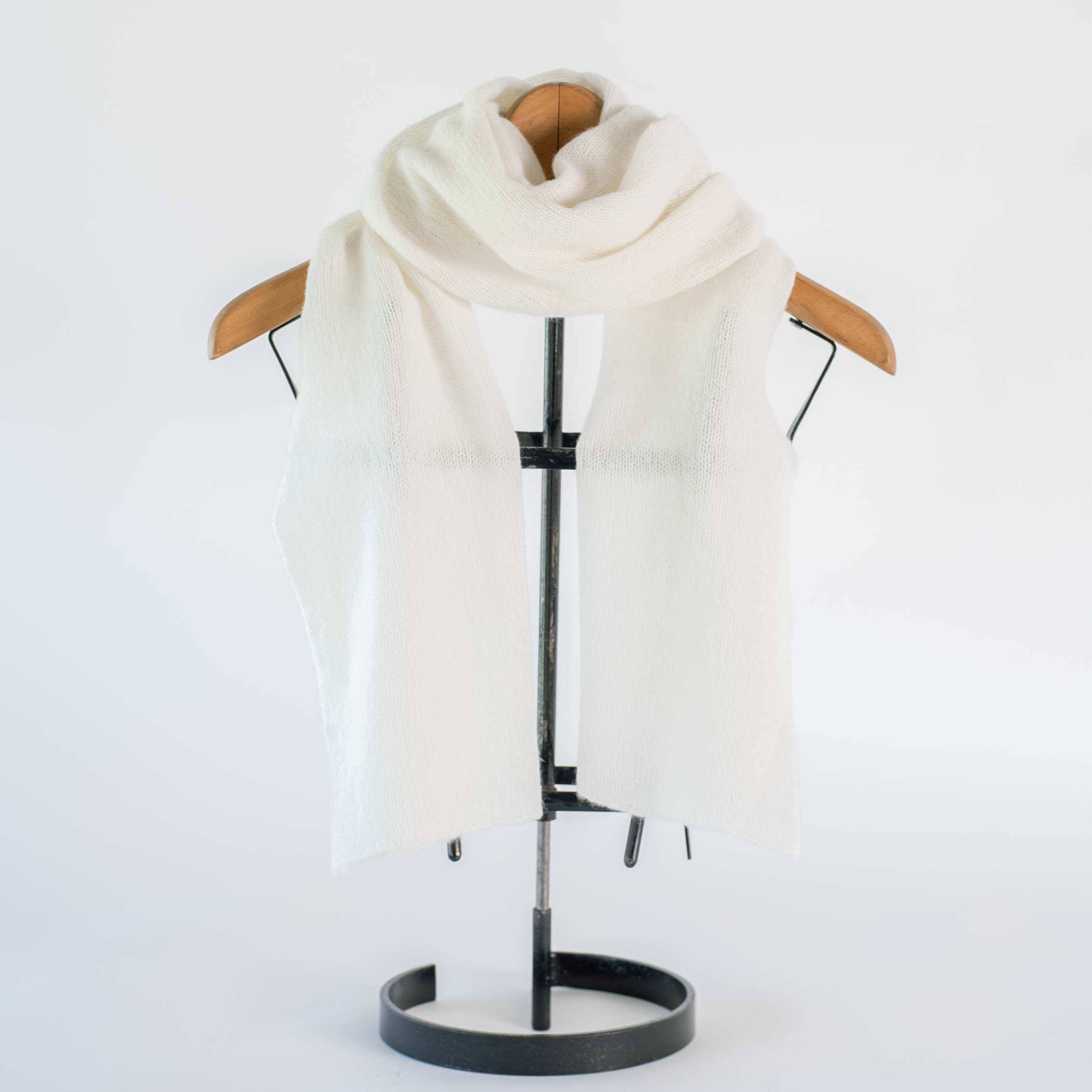 【国内で手編み機で編まれた】カシミヤ100%細巾ストール