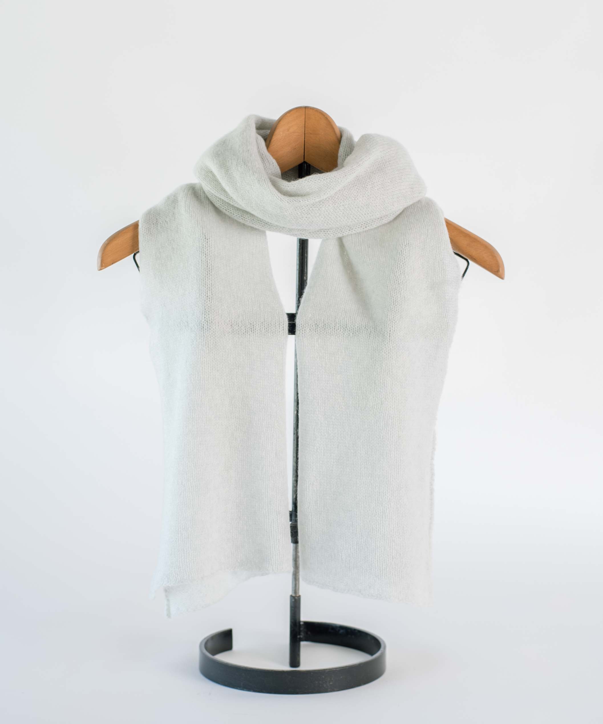 【国内で手編み機で編まれた】カシミヤ100%細巾ストール