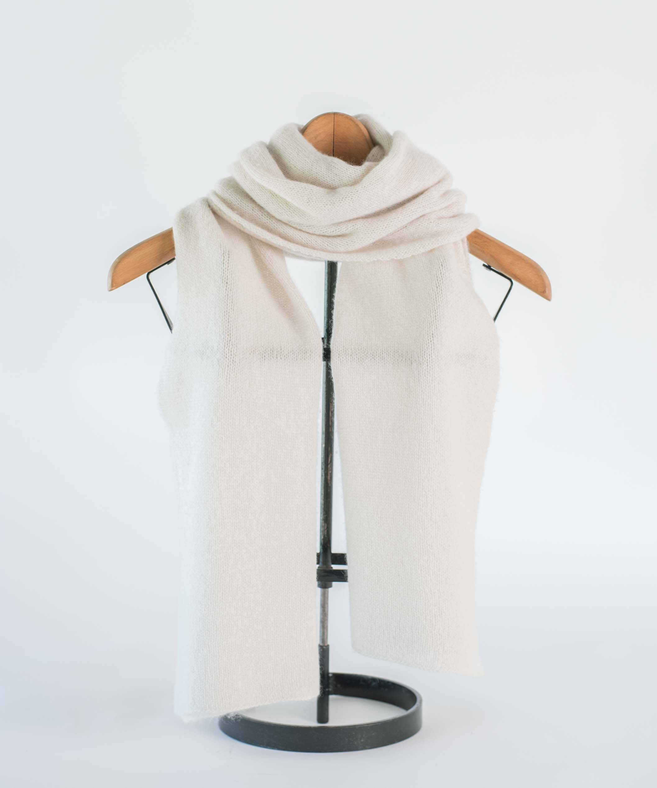 【国内で手編み機で編まれた】カシミヤ100%細巾ストール