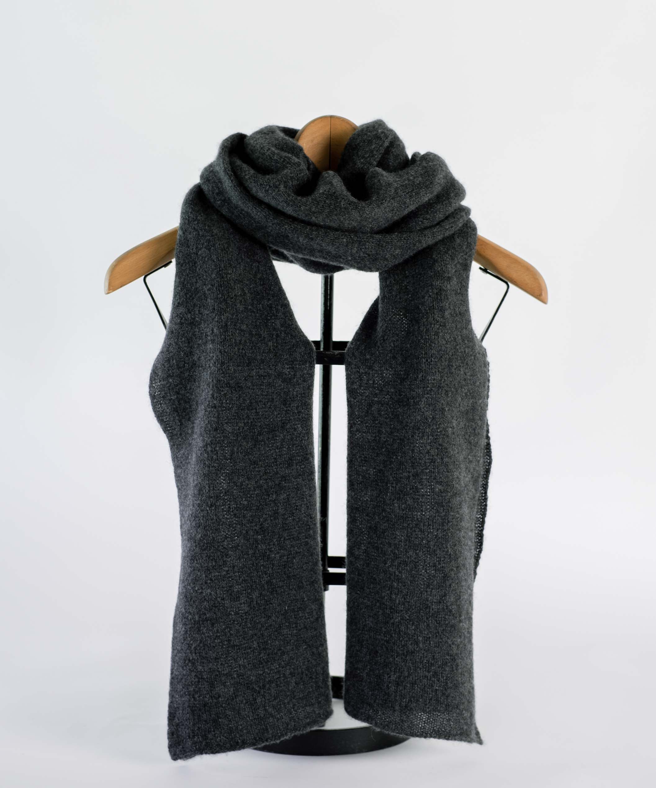 【国内で手編み機で編まれた】カシミヤ100%細巾ストール