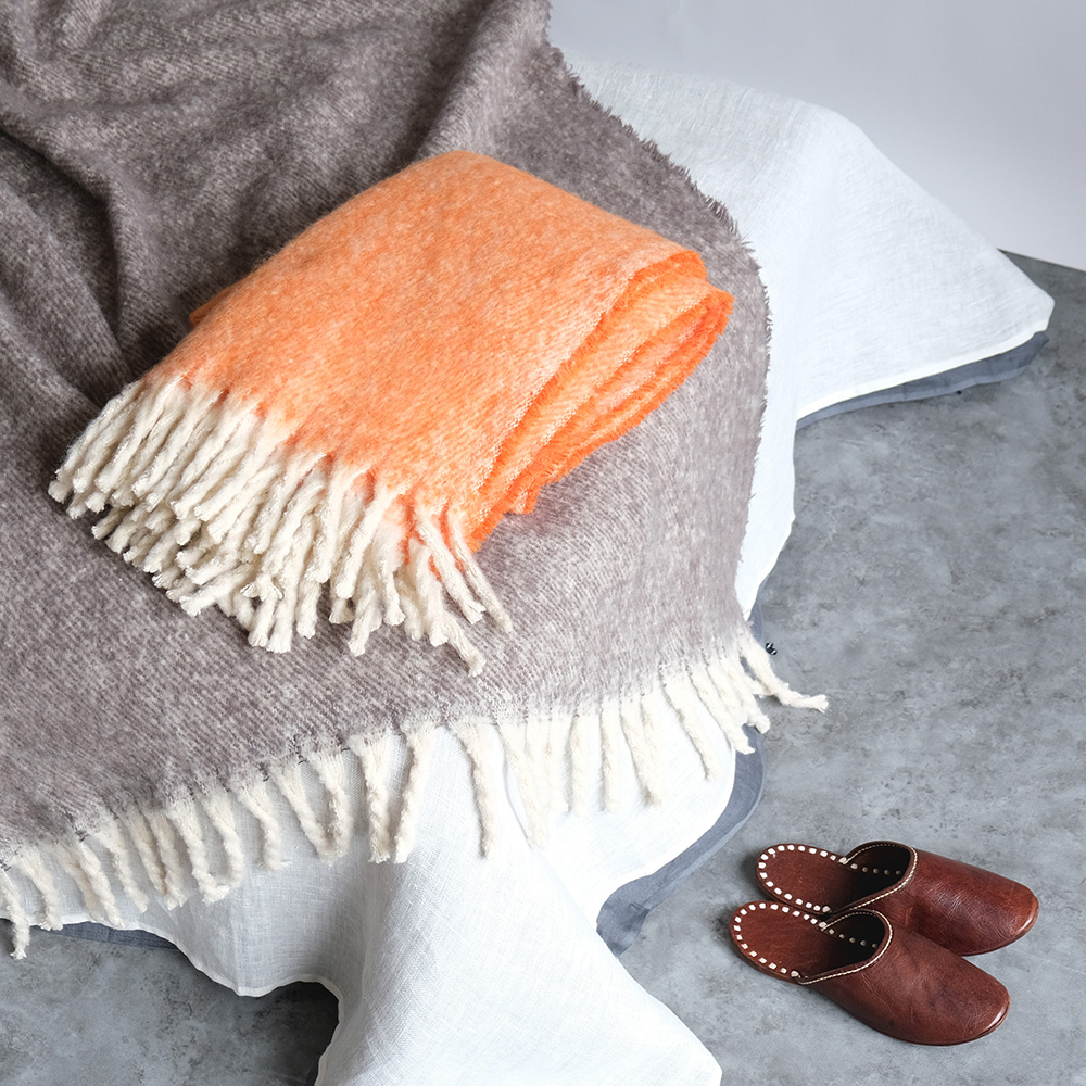 リラックスタイムにぴったりなフリンジのブランケット