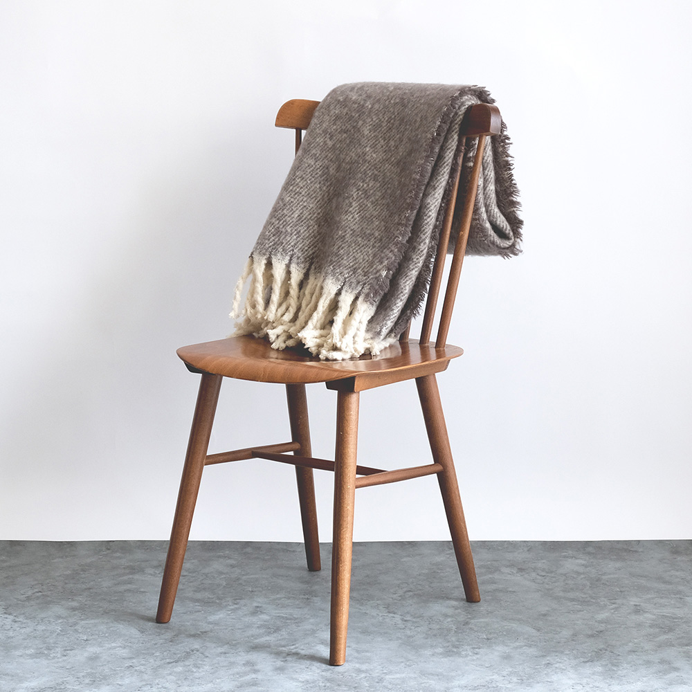 リラックスタイムにぴったりなフリンジのブランケット