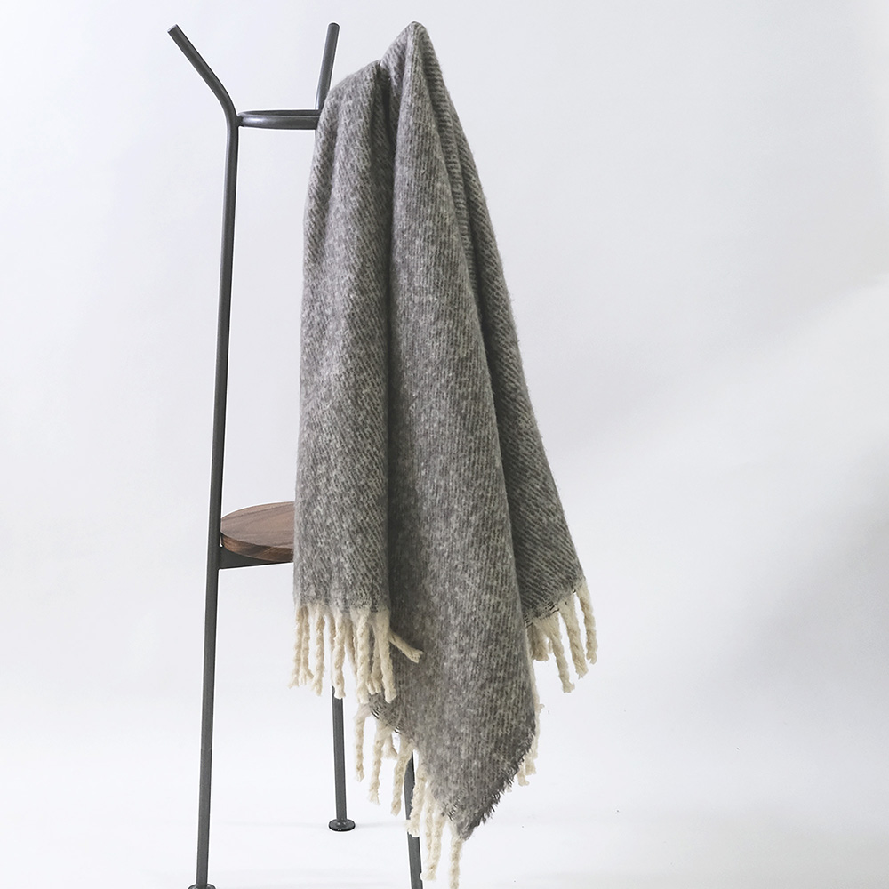 リラックスタイムにぴったりなフリンジのブランケット