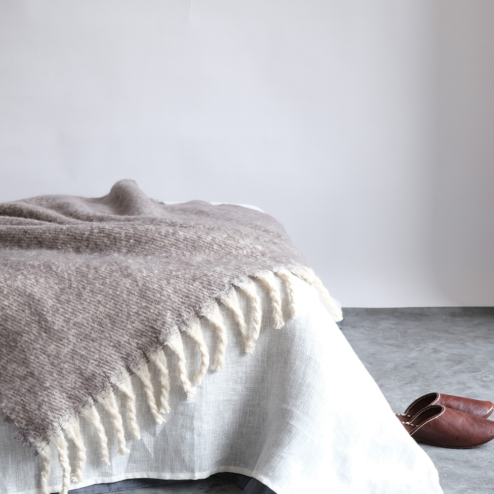 リラックスタイムにぴったりなフリンジのブランケット