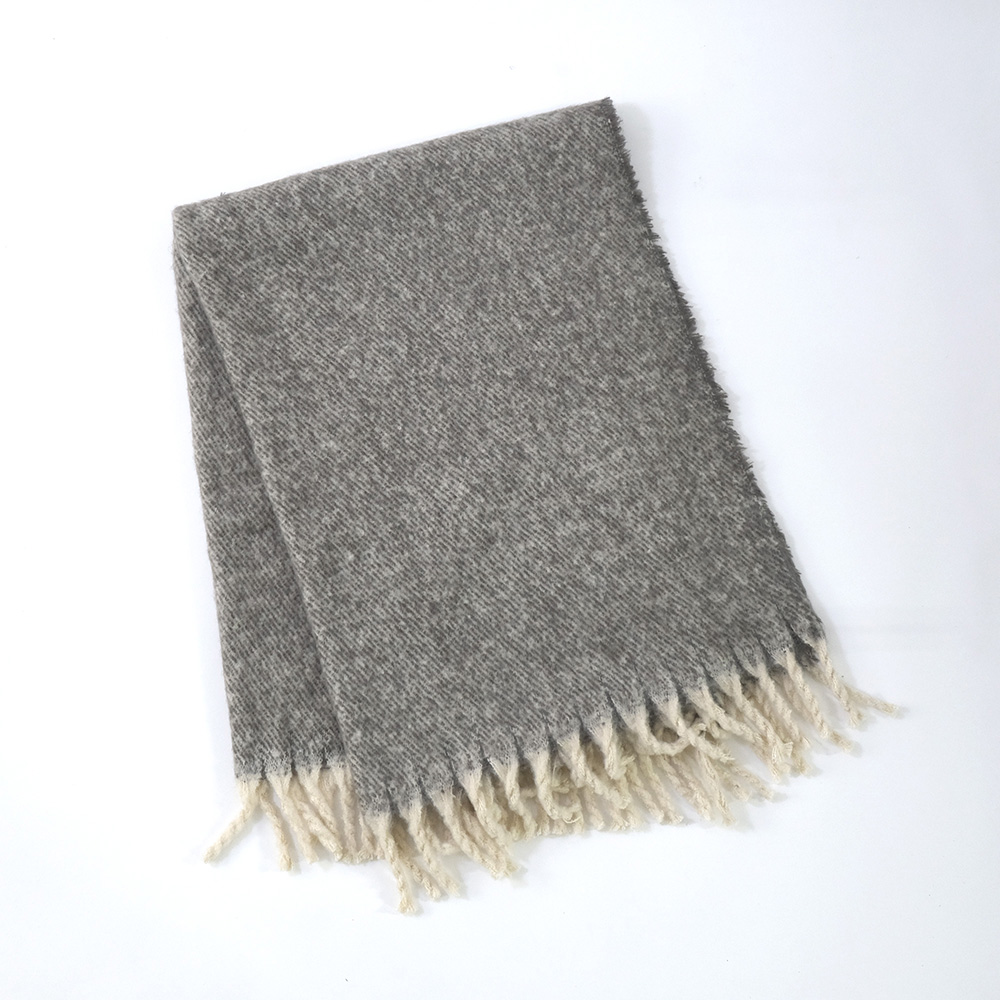 リラックスタイムにぴったりなフリンジのブランケット