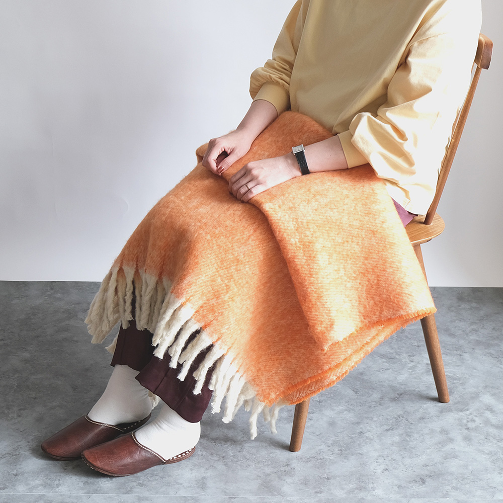 リラックスタイムにぴったりなフリンジのブランケット