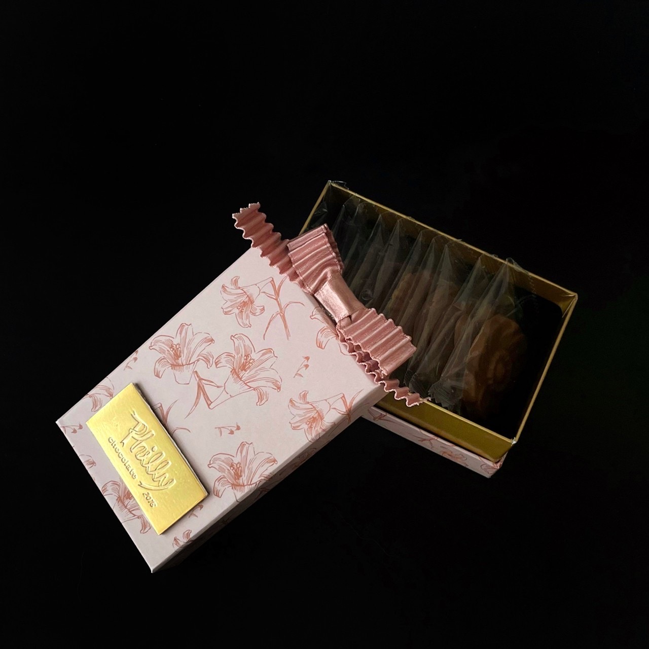 Lily box pink お花のかたちのチョコレート