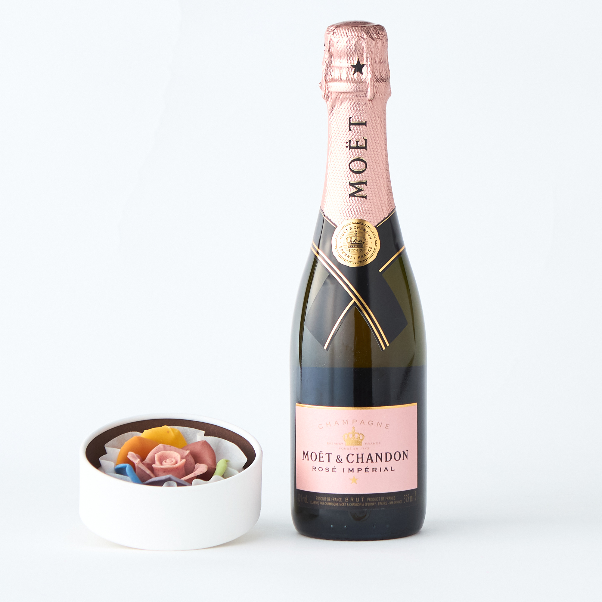 モエシャンドンロゼとローズ型チョコレートの大人かわいいセット