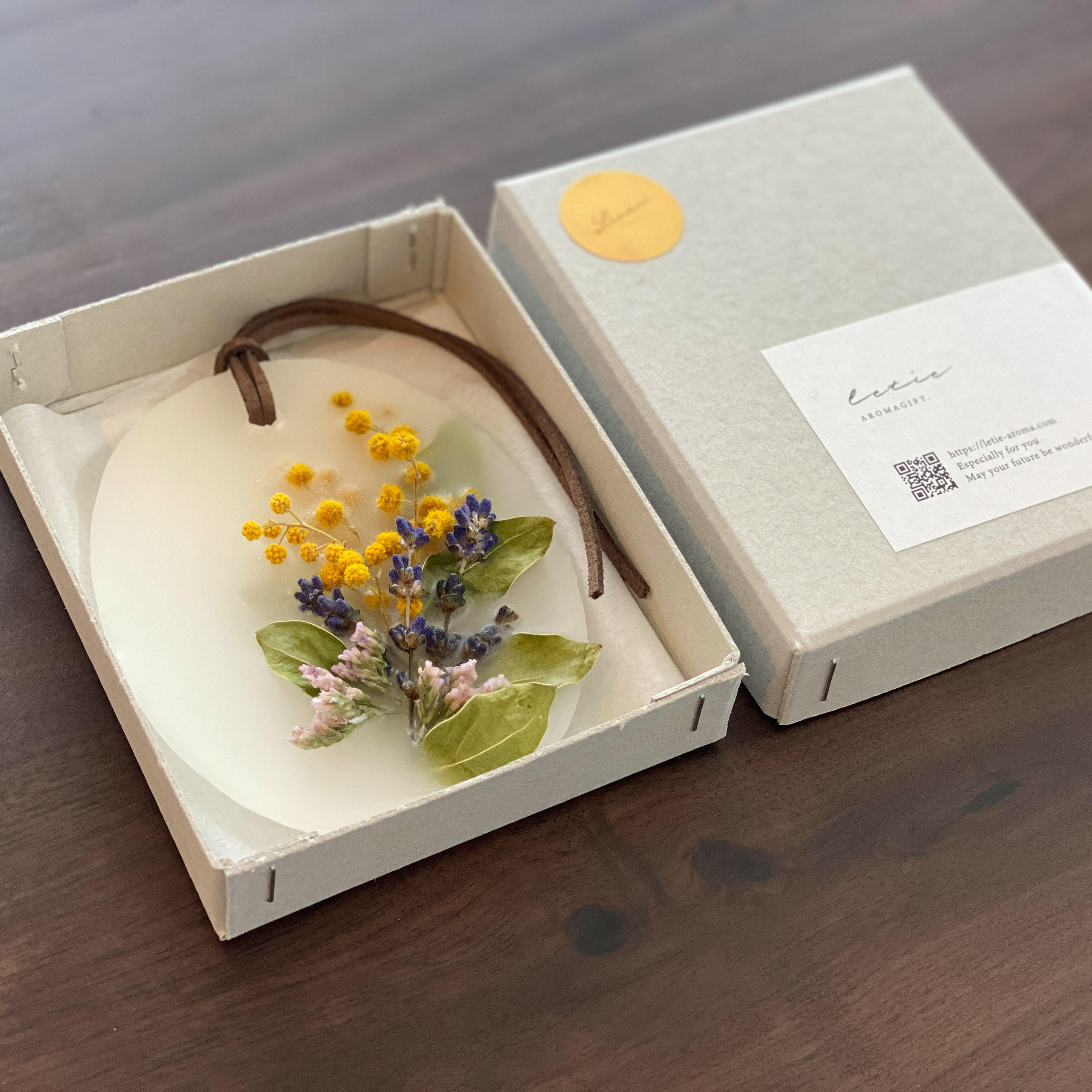 ミモザとラベンダーを詰め込んだアロマサシェ