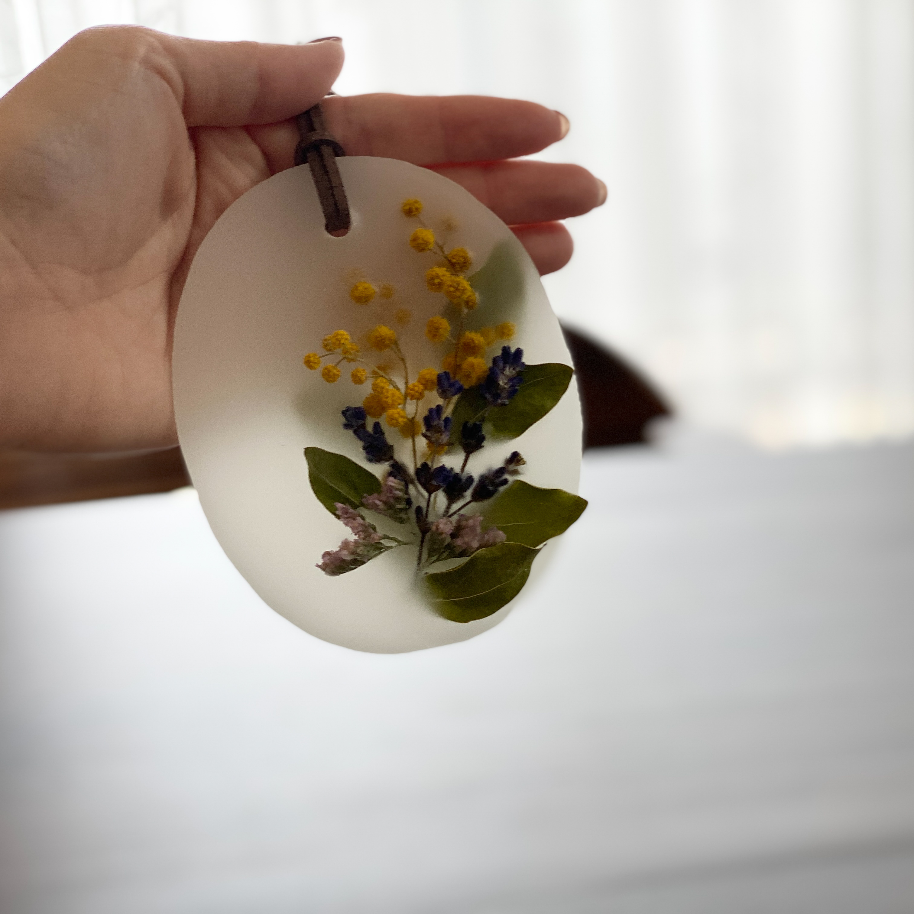 ミモザとラベンダーを詰め込んだアロマサシェ