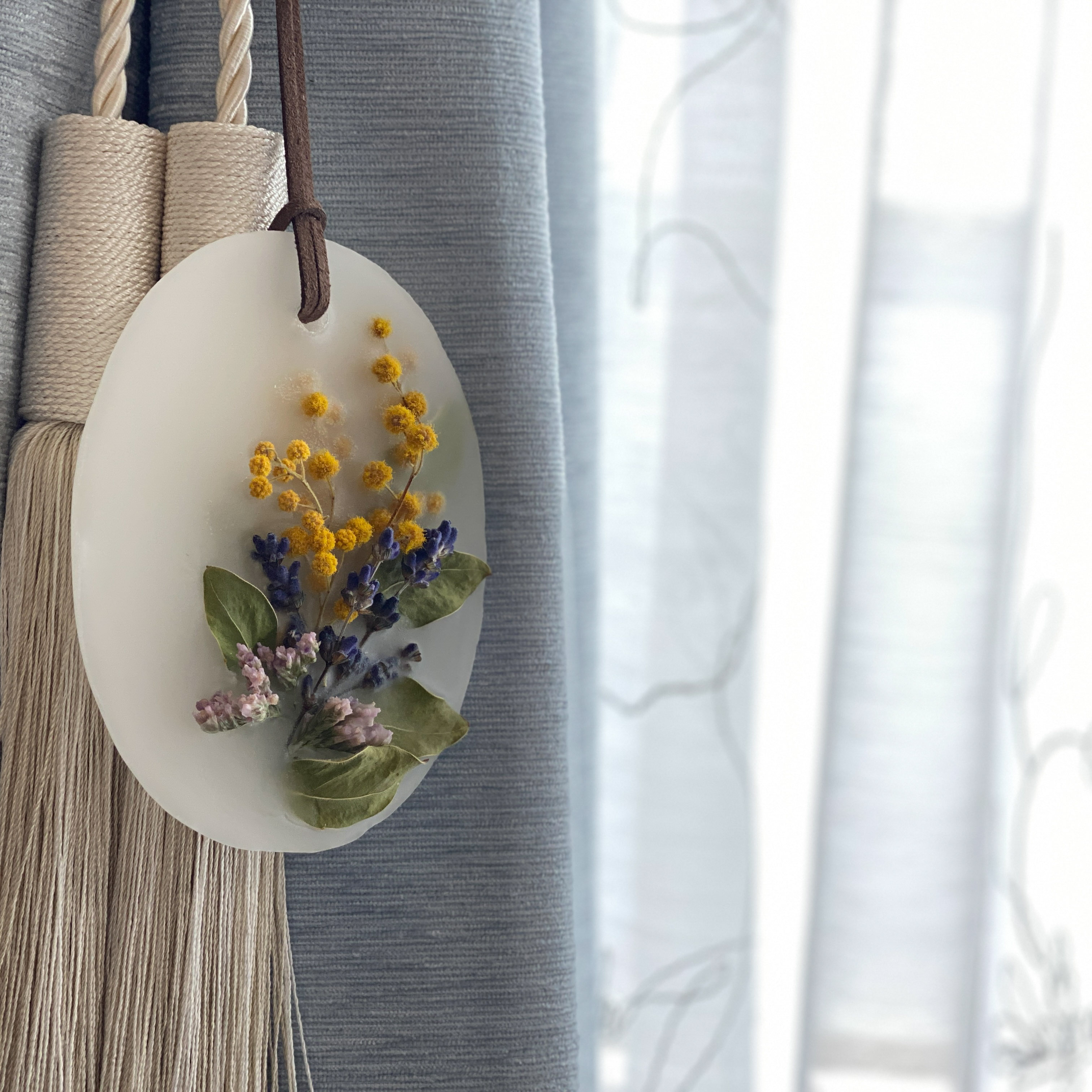 ミモザとラベンダーを詰め込んだアロマサシェ