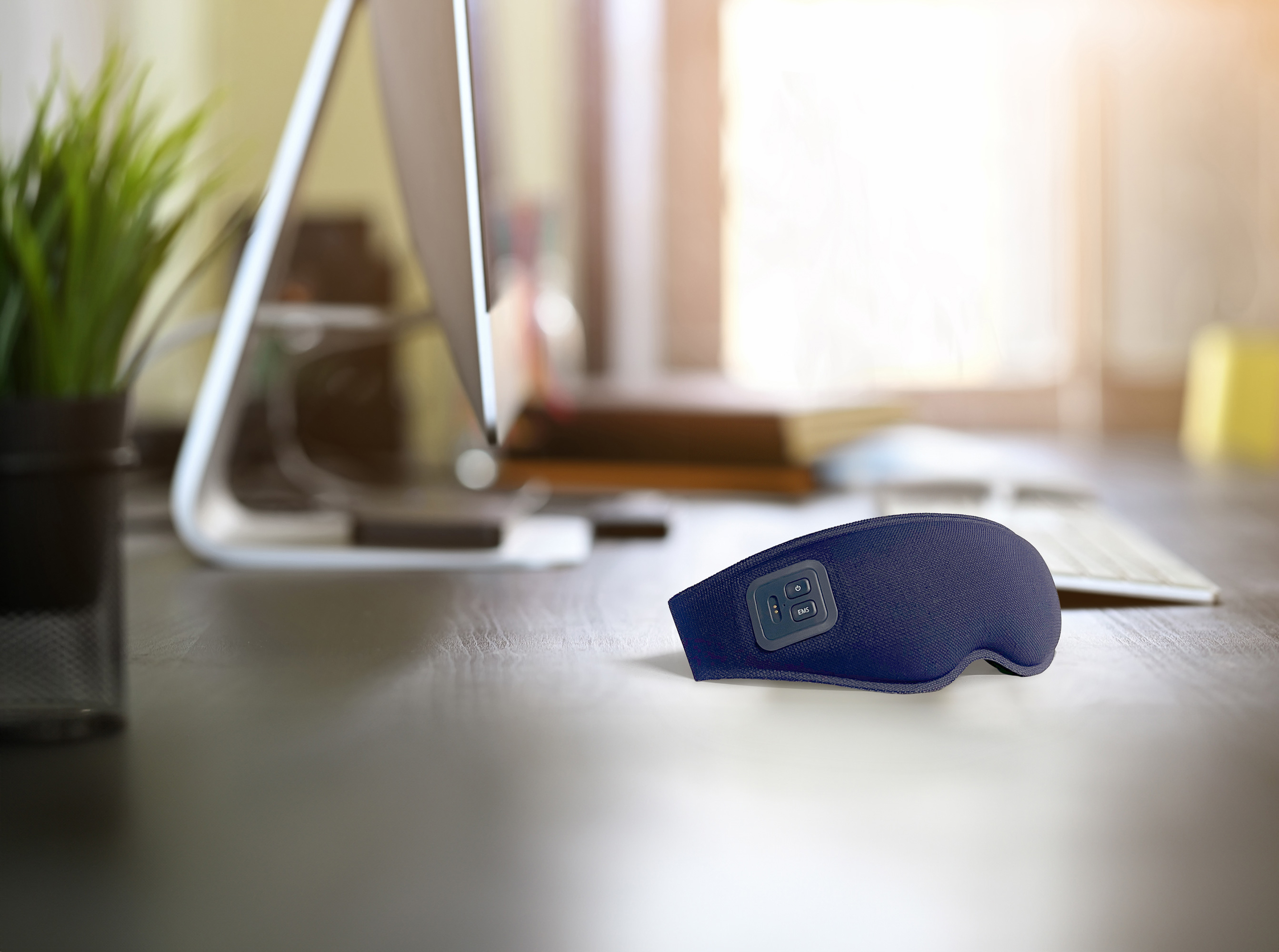 【温熱&EMSでしっかり目元ケア】ホットアイマスク《EMS EYE MASK》