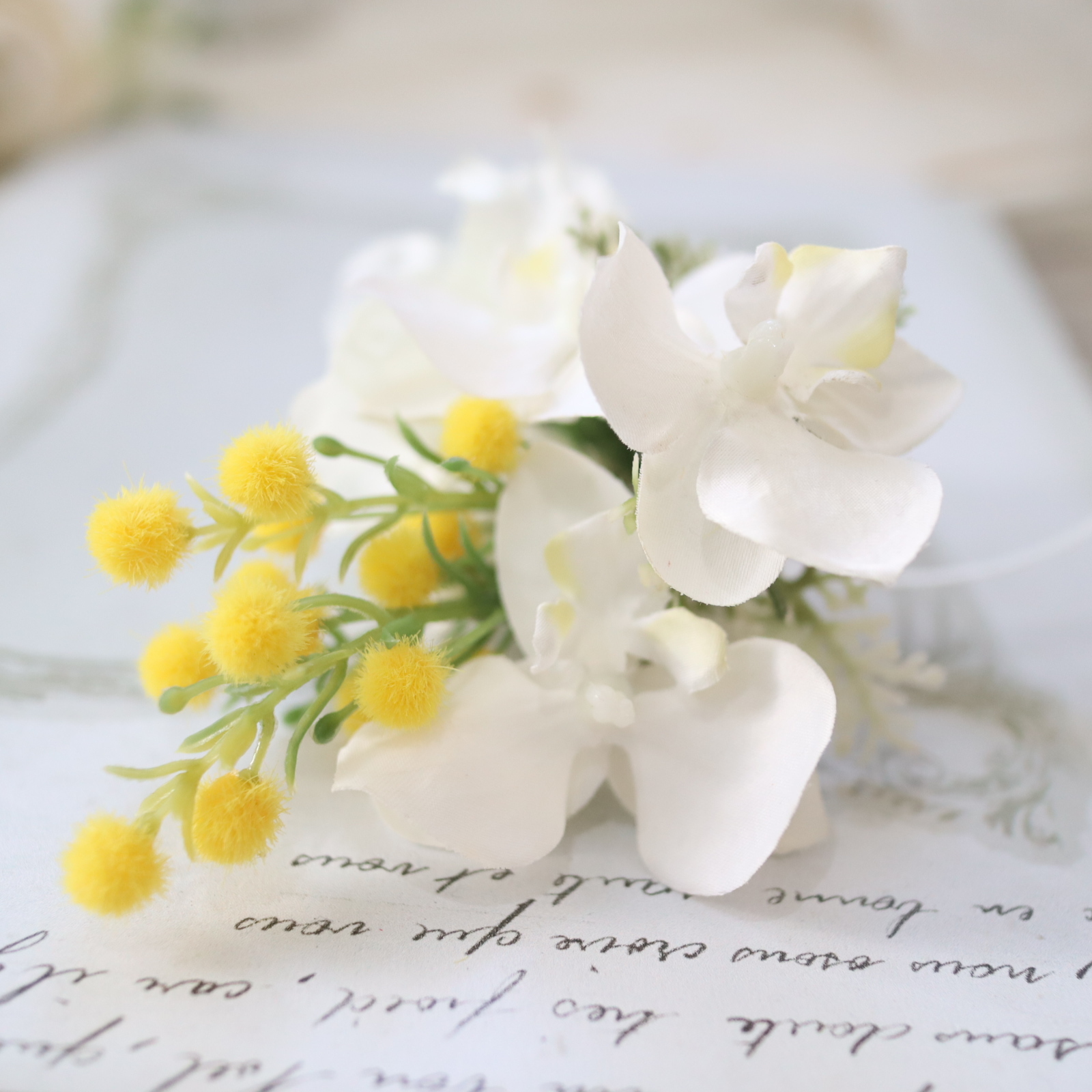 小ぶり胡蝶蘭とミモザのコサージュ　クリアケース付き