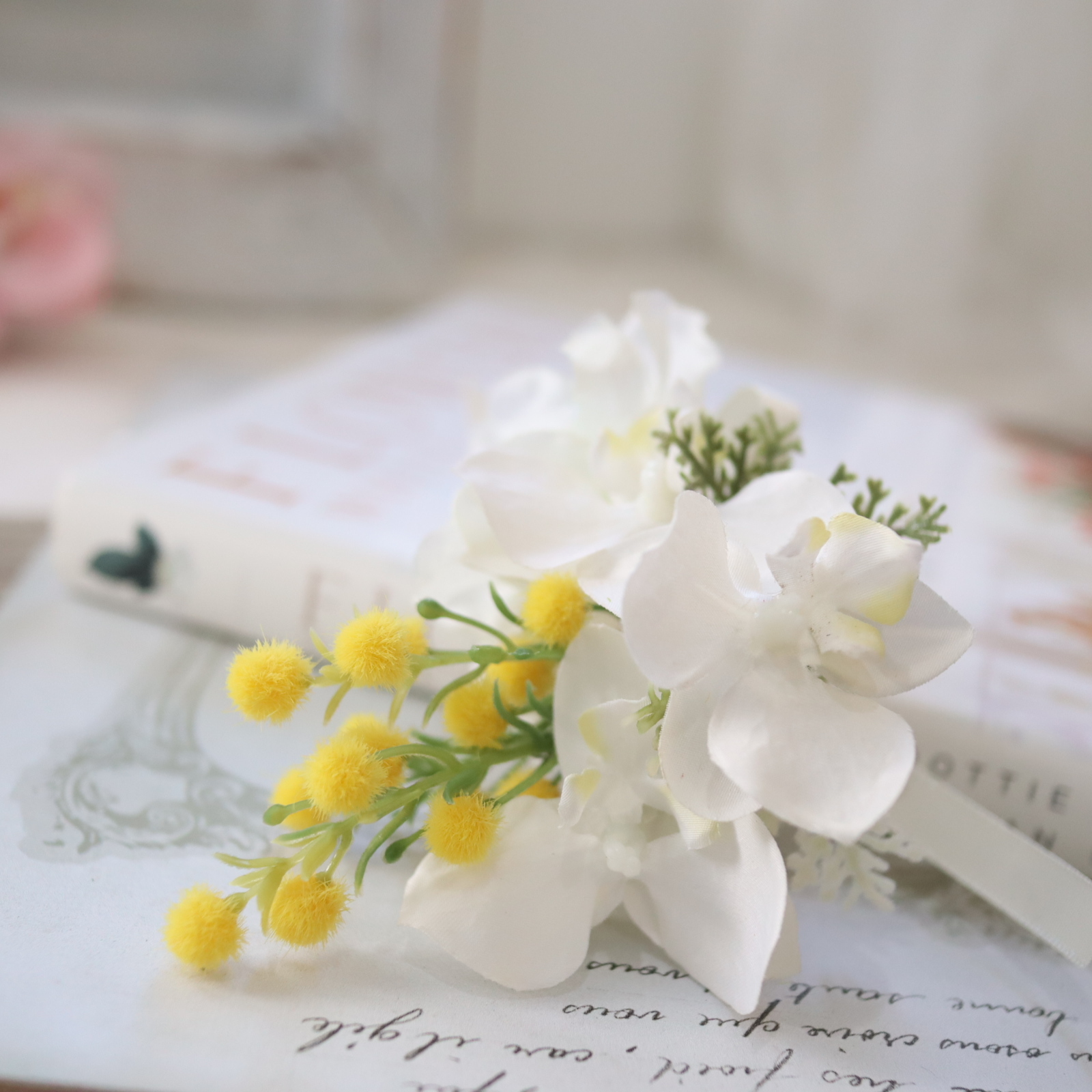 小ぶり胡蝶蘭とミモザのコサージュ　クリアケース付き