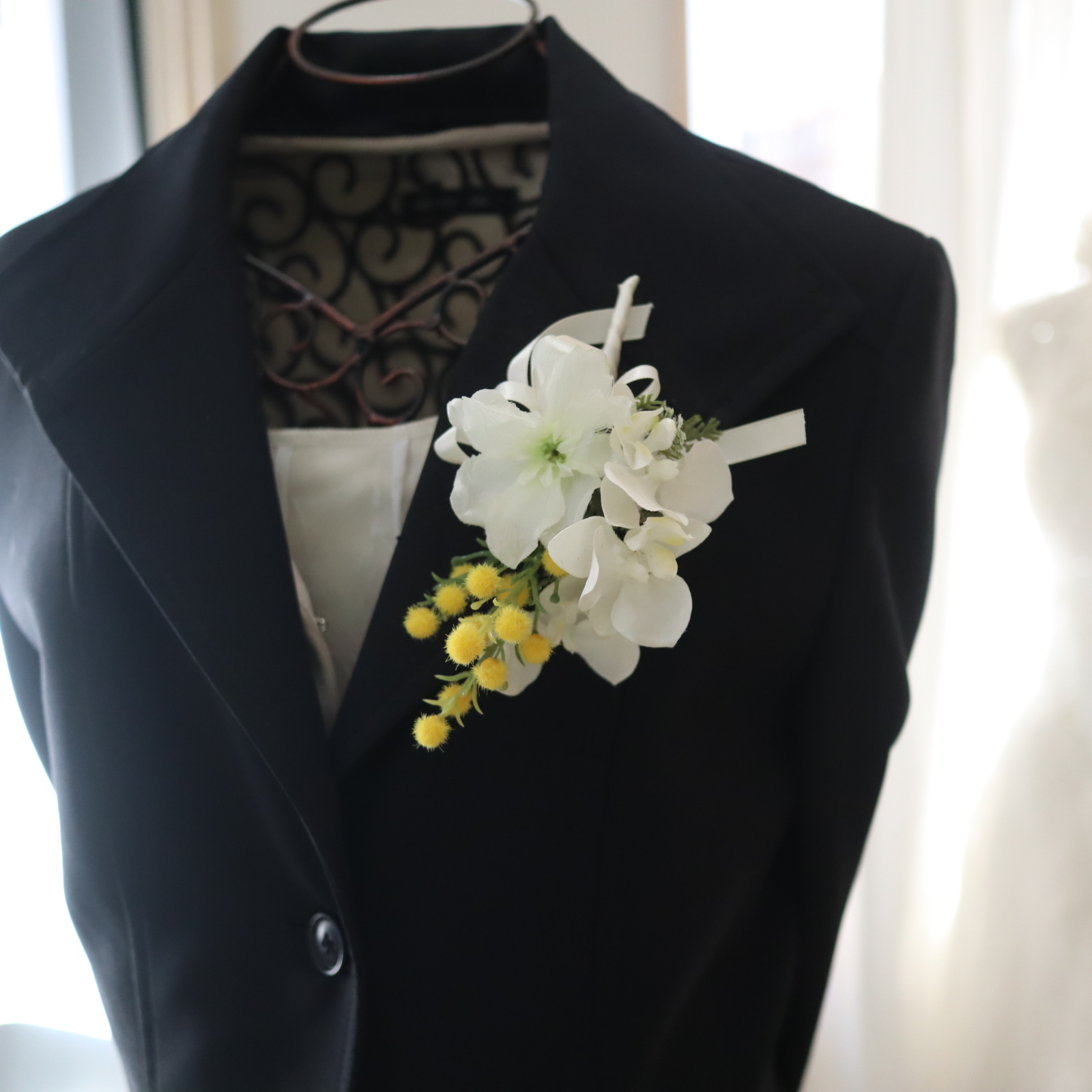 小ぶり胡蝶蘭とミモザのコサージュ　クリアケース付き