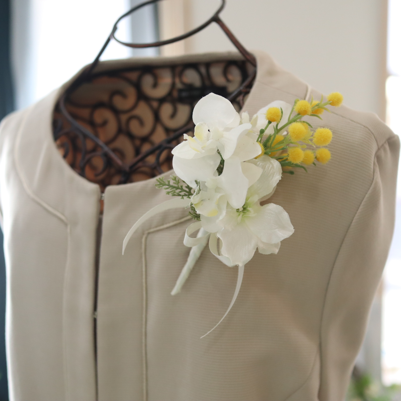 小ぶり胡蝶蘭とミモザのコサージュ　クリアケース付き