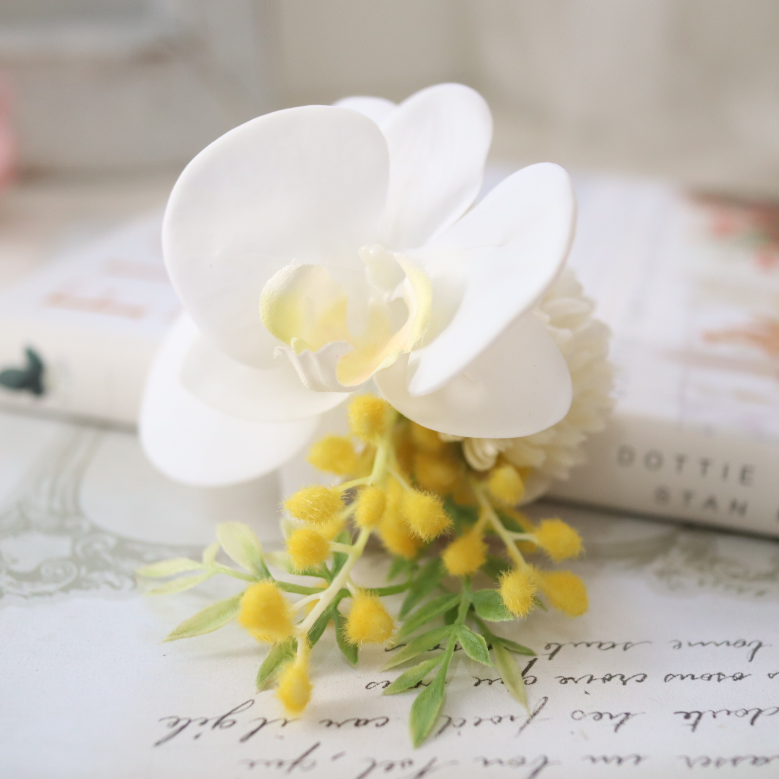 胡蝶蘭　ミモザ　コサージュ　クリアケース付き