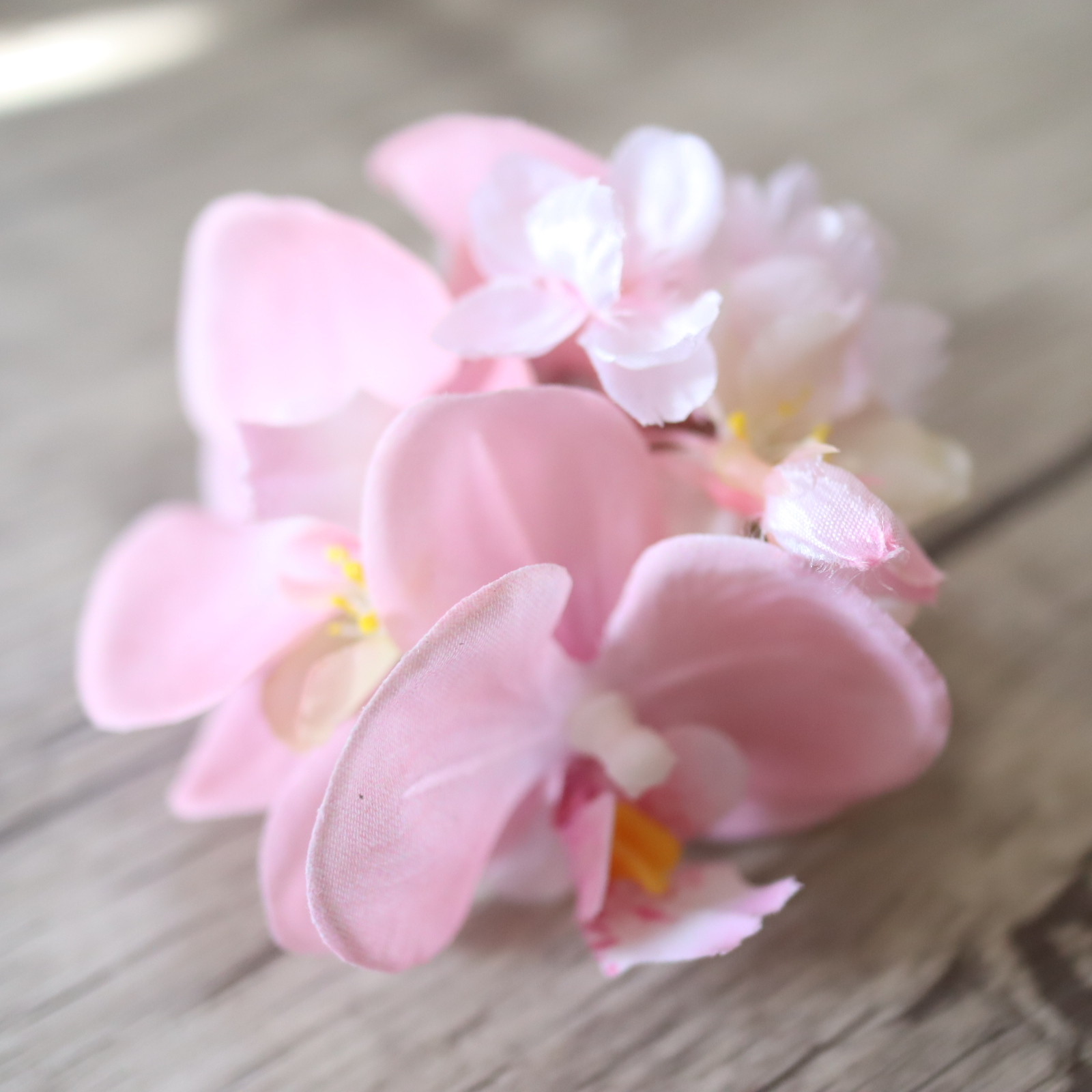 ピンク胡蝶蘭と桜のコサージュ クリアケース付き