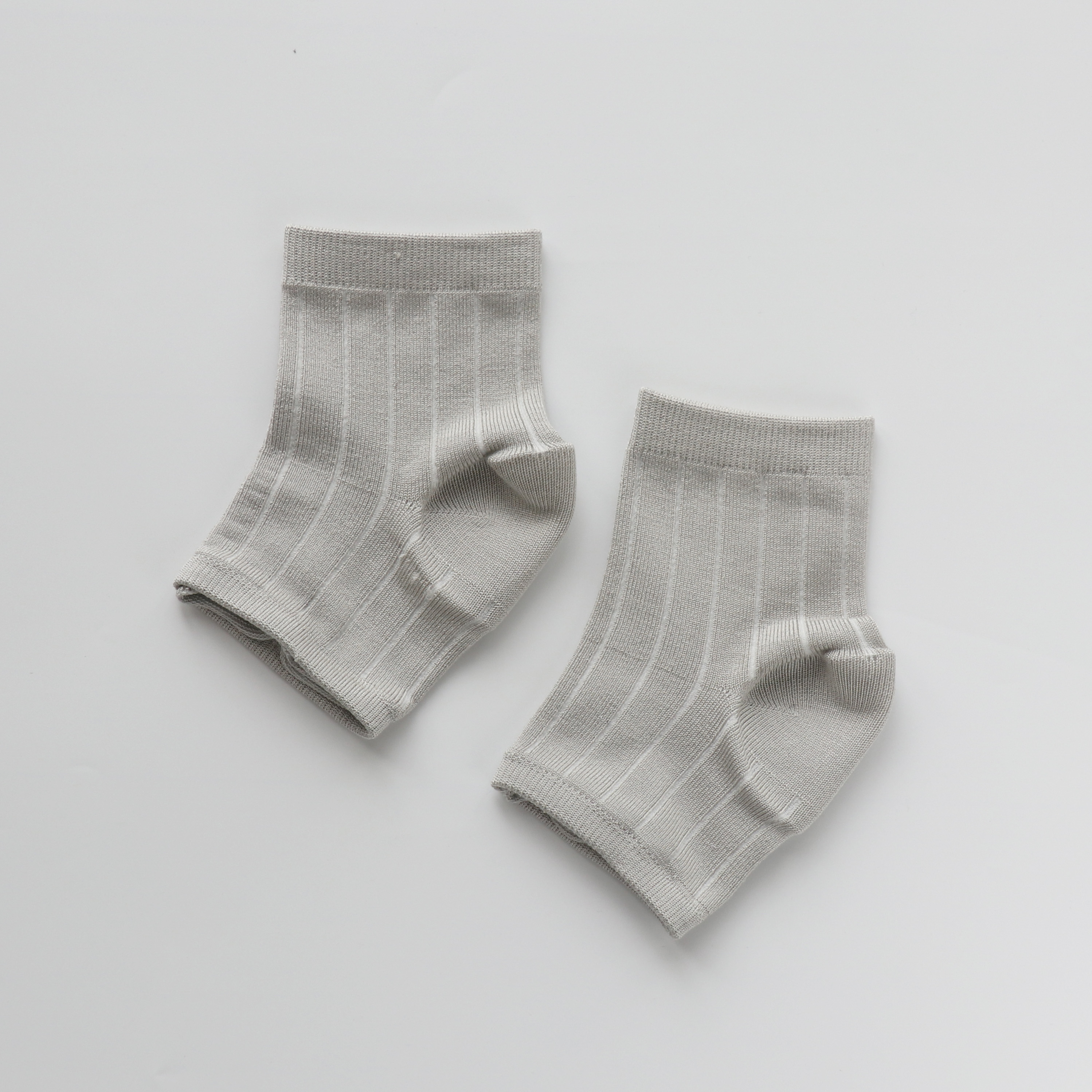 【履くだけで簡単足うら美人】かかとつるつるシルクサポーター