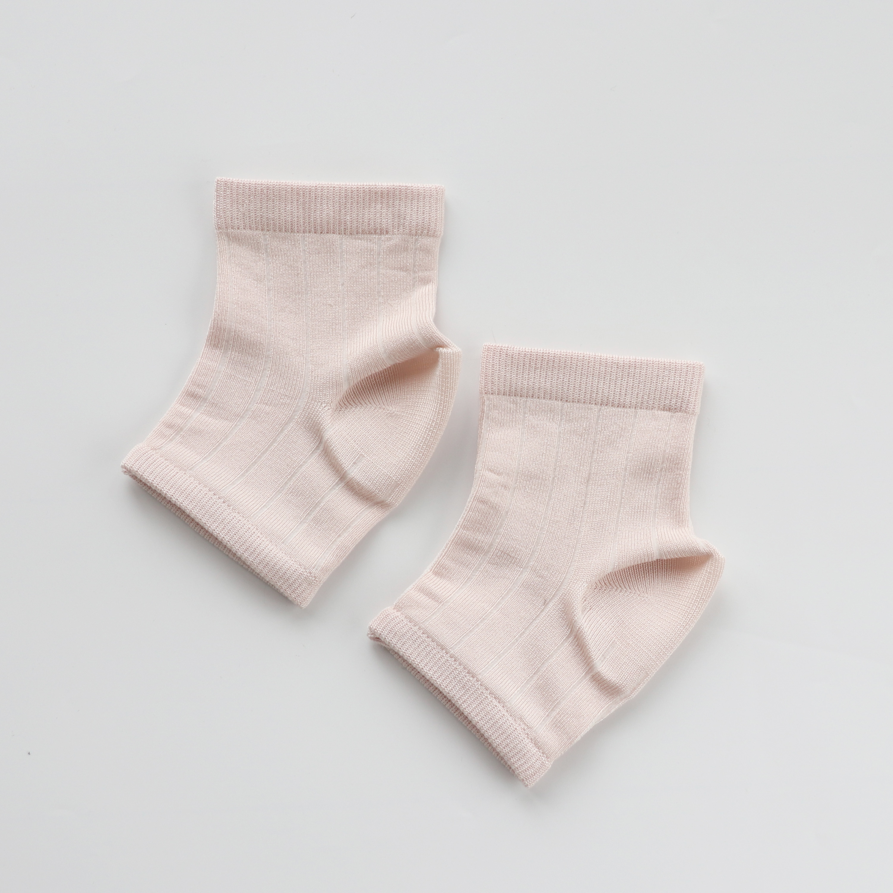 【履くだけで簡単足うら美人】かかとつるつるシルクサポーター