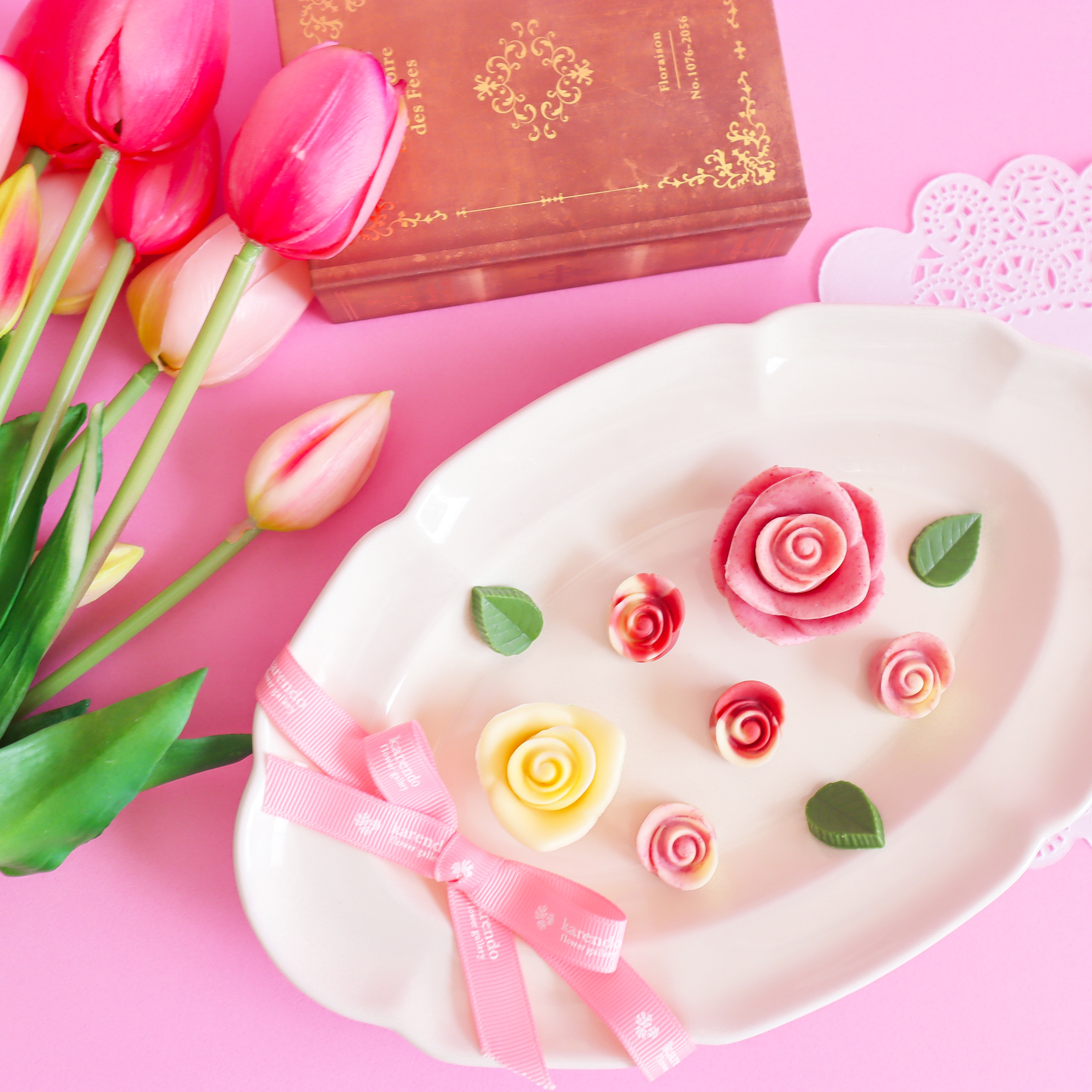 【ラッピング付き】心ときめく選べるチーク&ハート型メイクブラシとお花のチョコセット