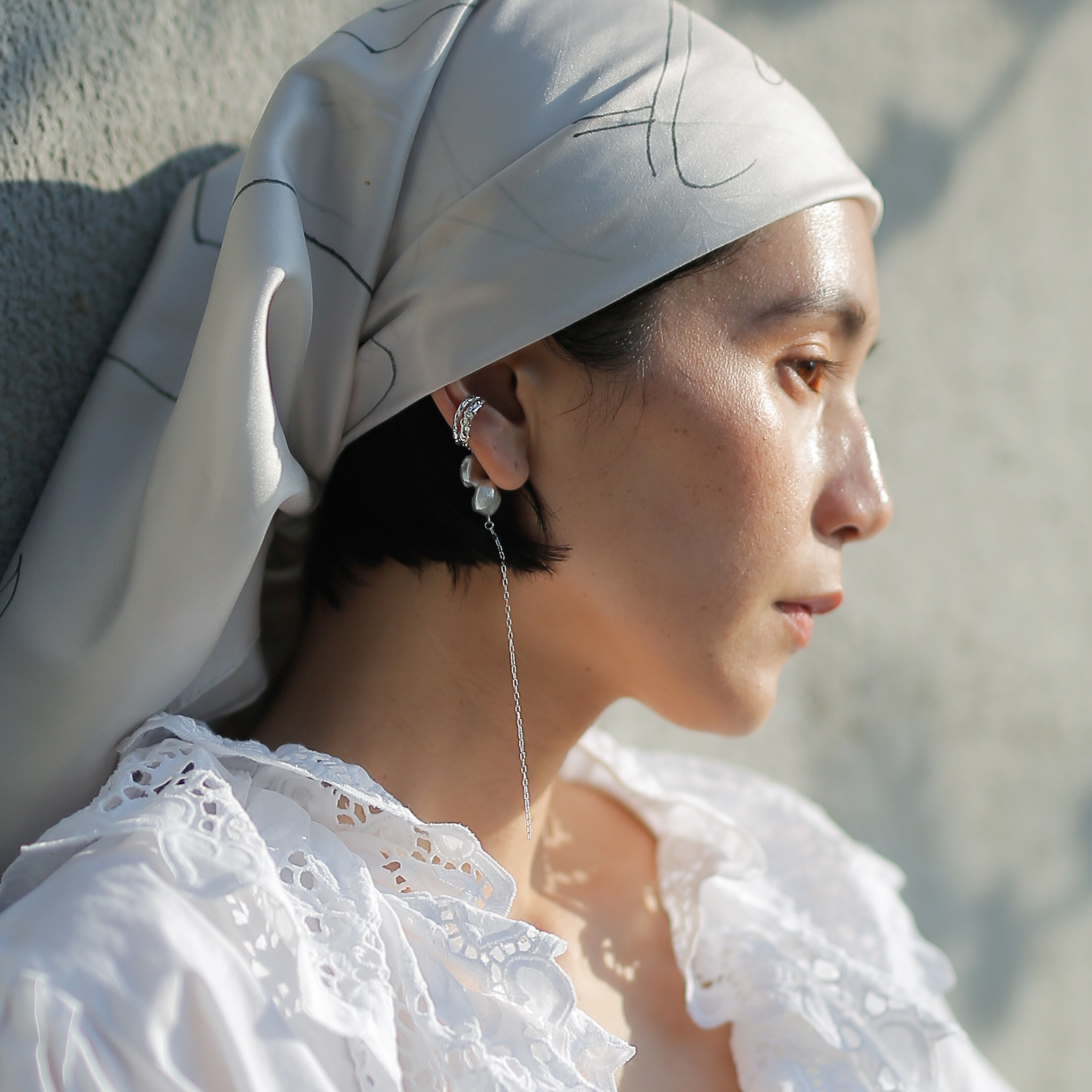 overlap earcuff -pearl