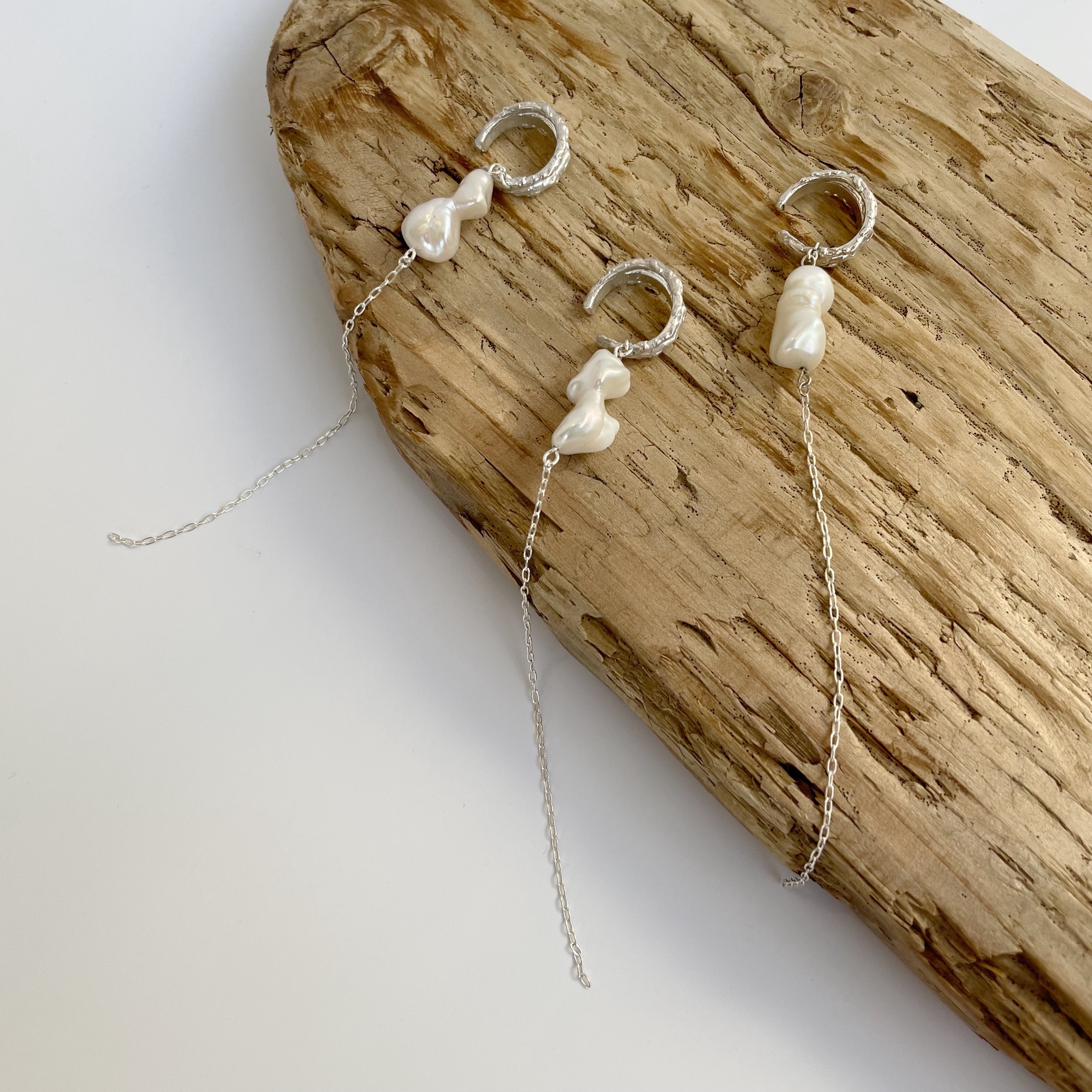 overlap earcuff -pearl