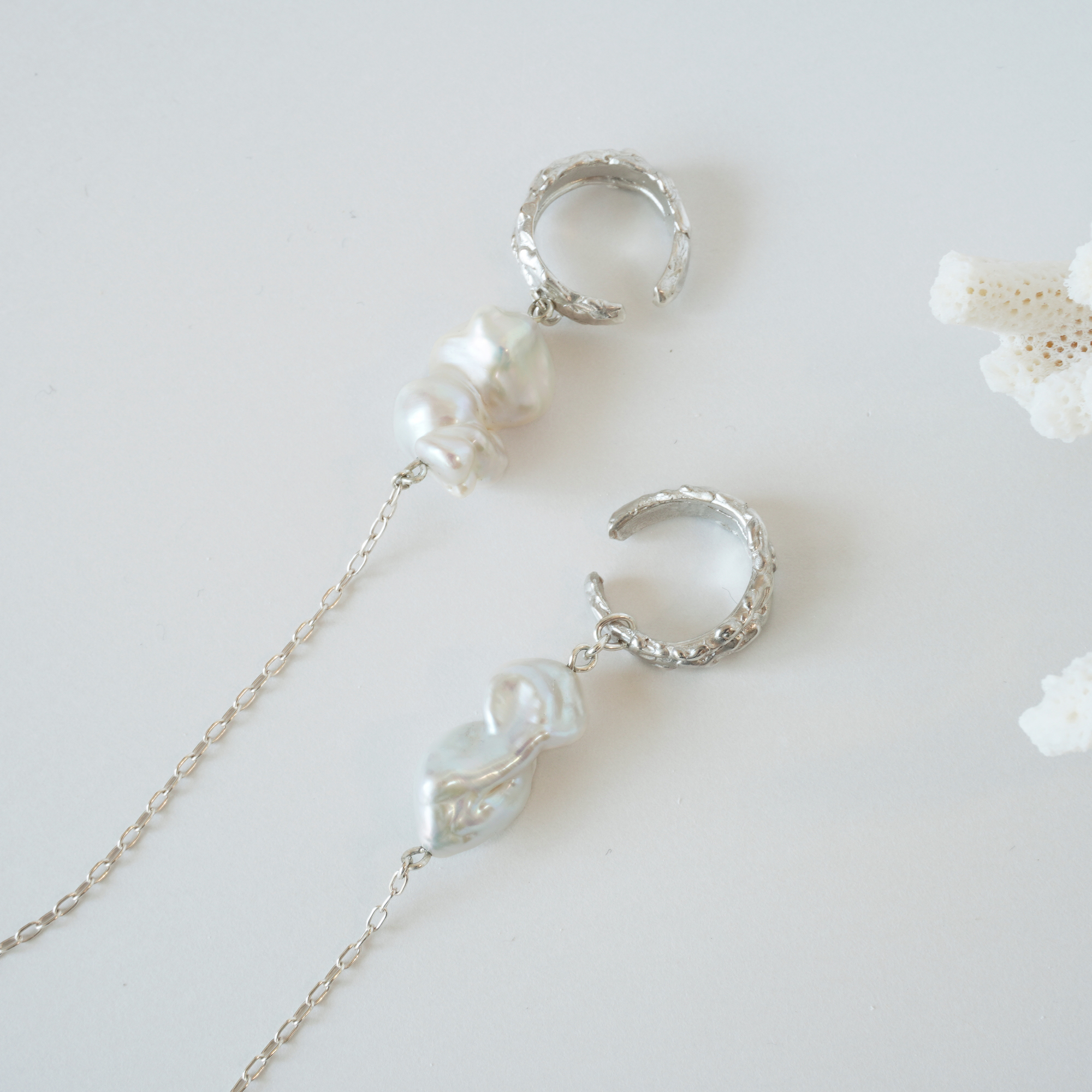 overlap earcuff -pearl