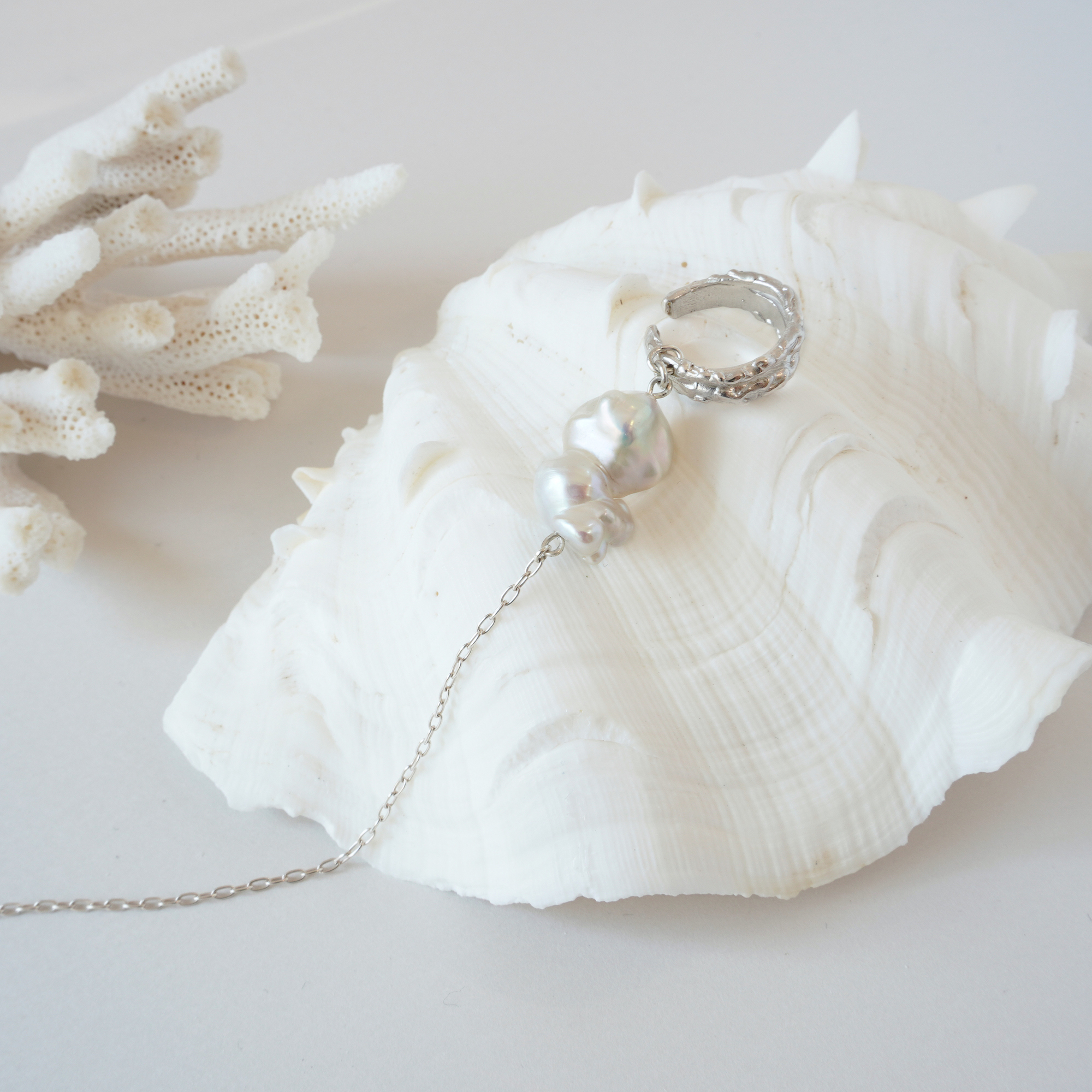 overlap earcuff -pearl