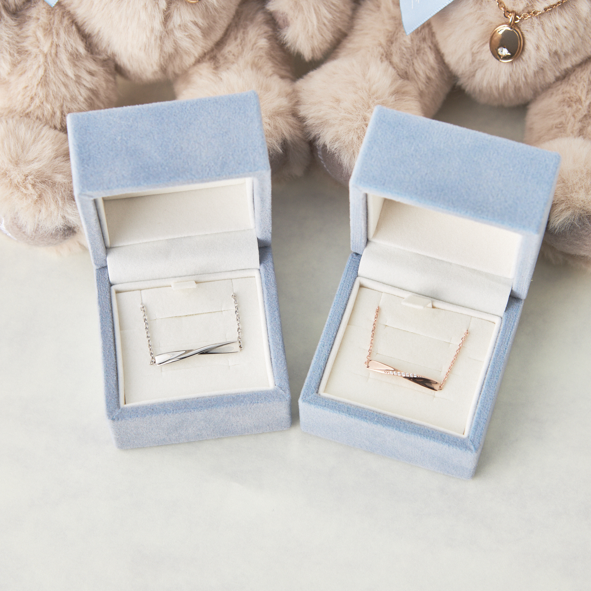 【ペアデザイン】ふたり寄りそうテディベア&バーラインブレスレットセット