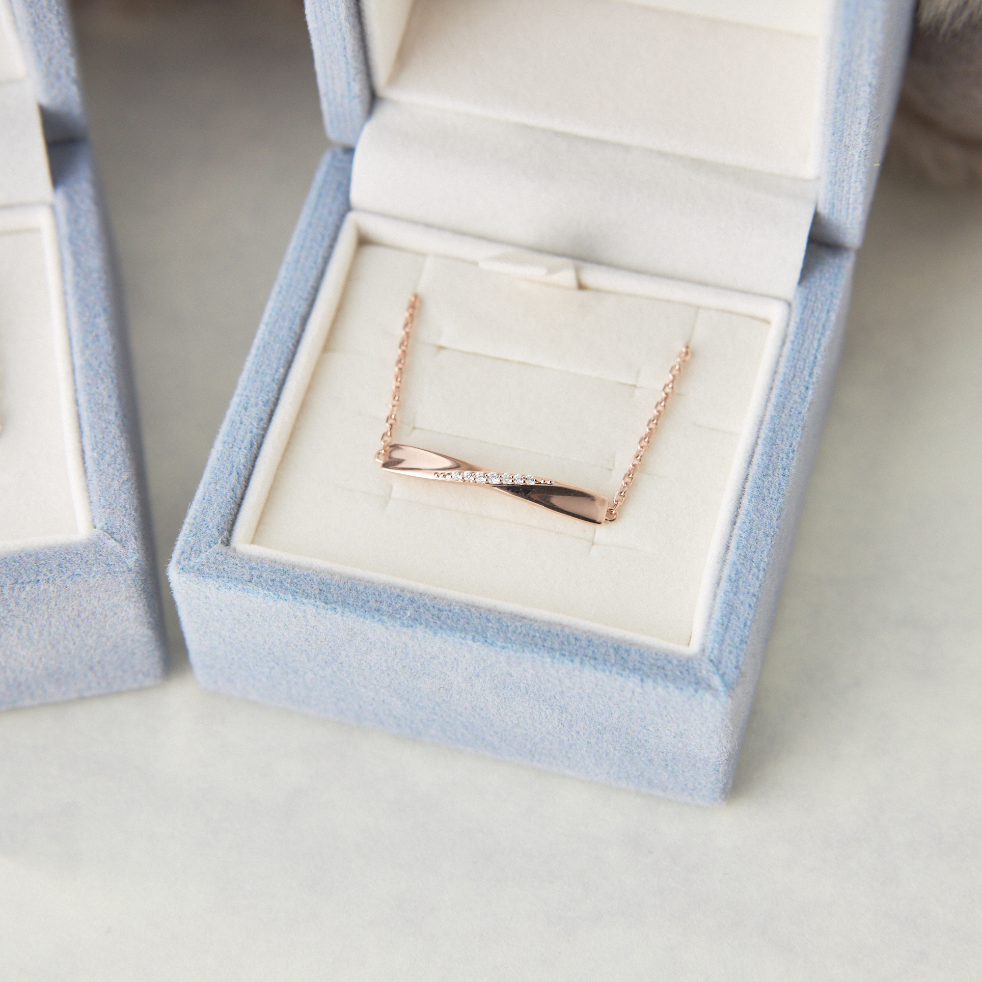 【ペアデザイン】ふたり寄りそうテディベア&バーラインブレスレットセット