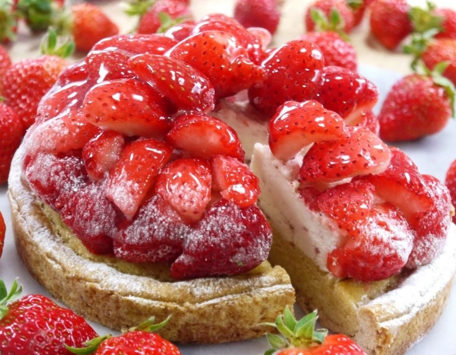 誕生日ケーキ 即日出荷 着日指定 完熟いちごのストロベリーチーズタルト 18cm(8〜10名様用)