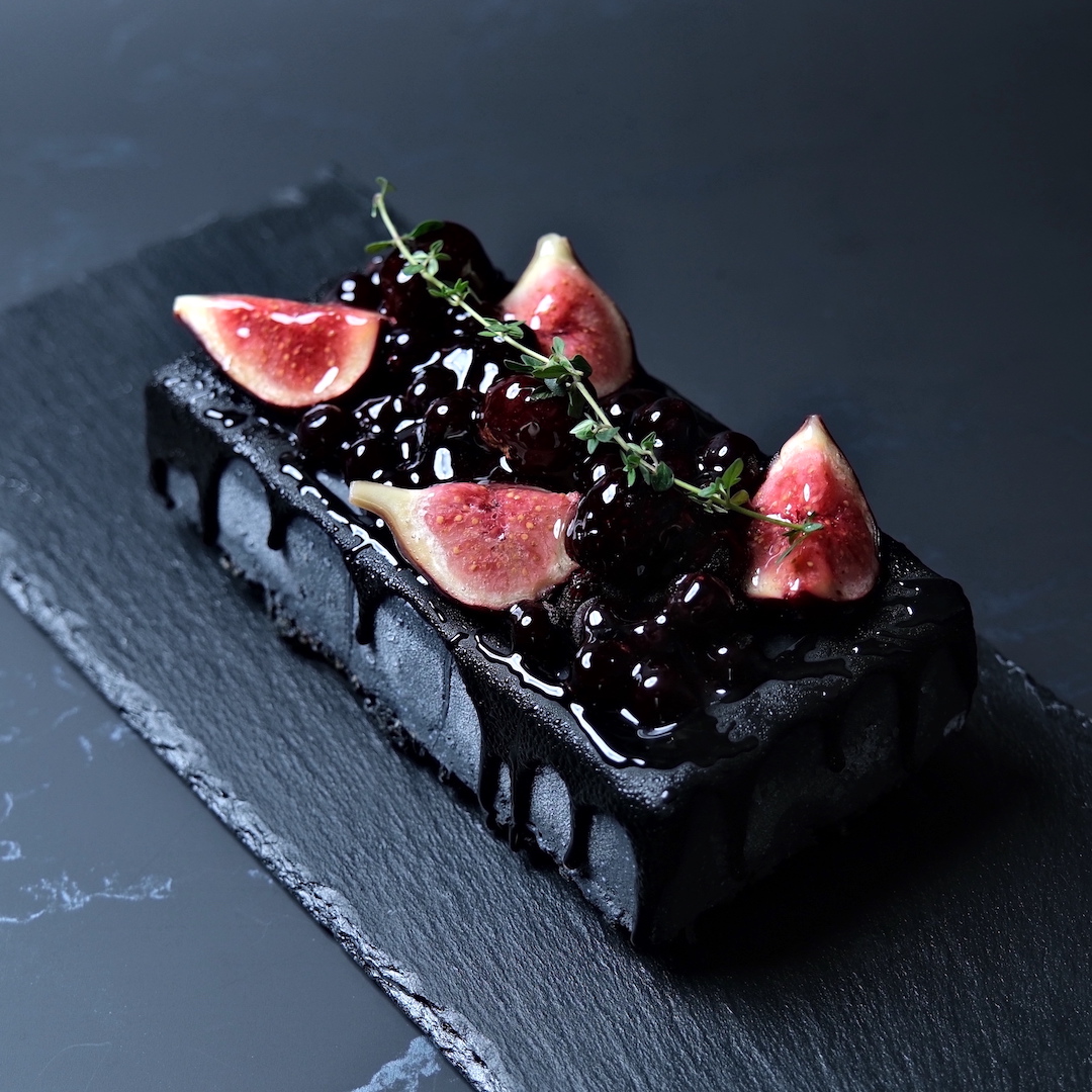 黒いフルーツのチーズムースドリップケーキ