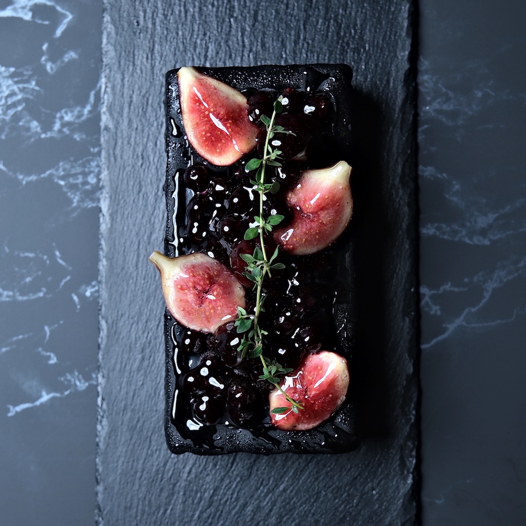 黒いフルーツのチーズムースドリップケーキ | BLVCK PARIS（ブラック