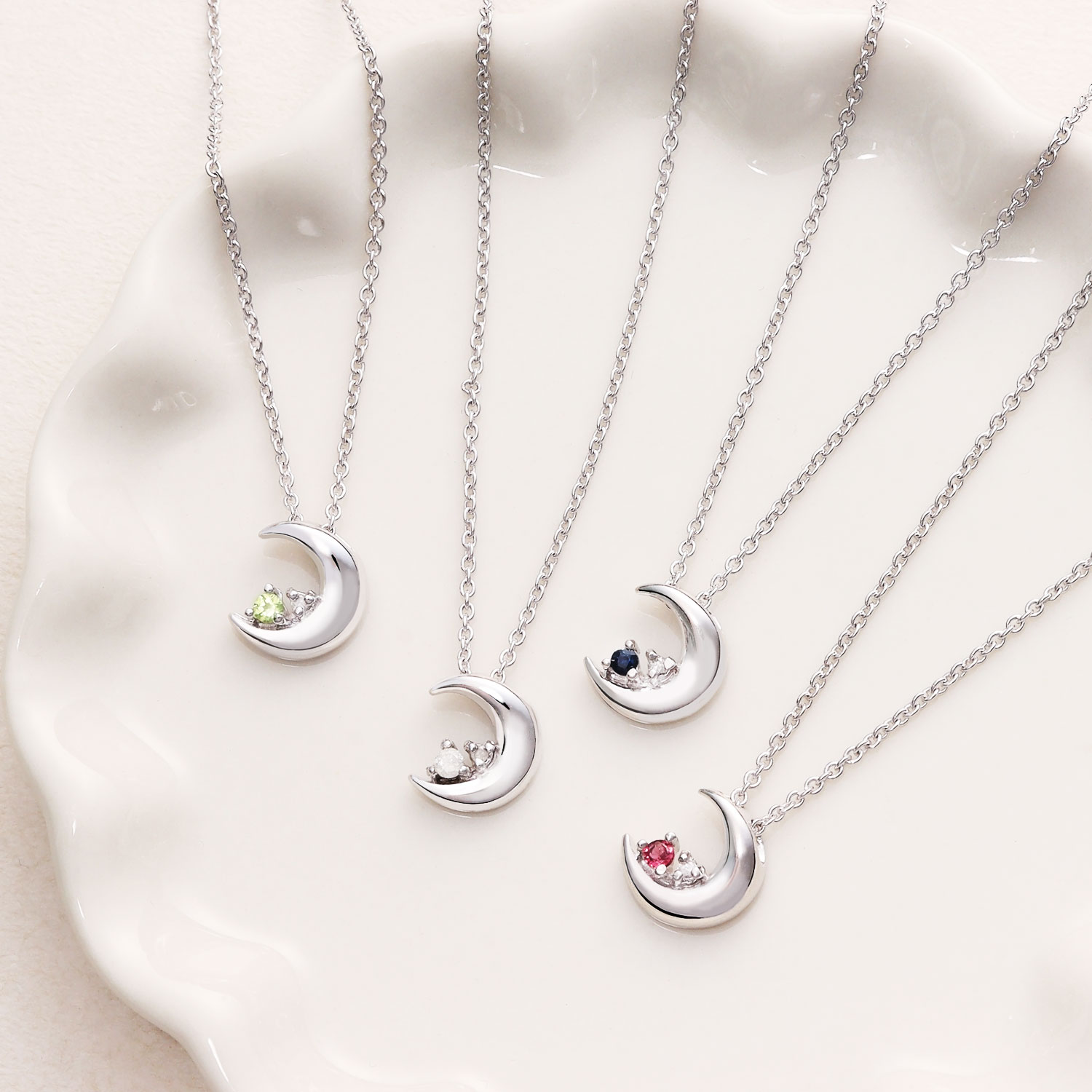 クレッセントムーンネックレス