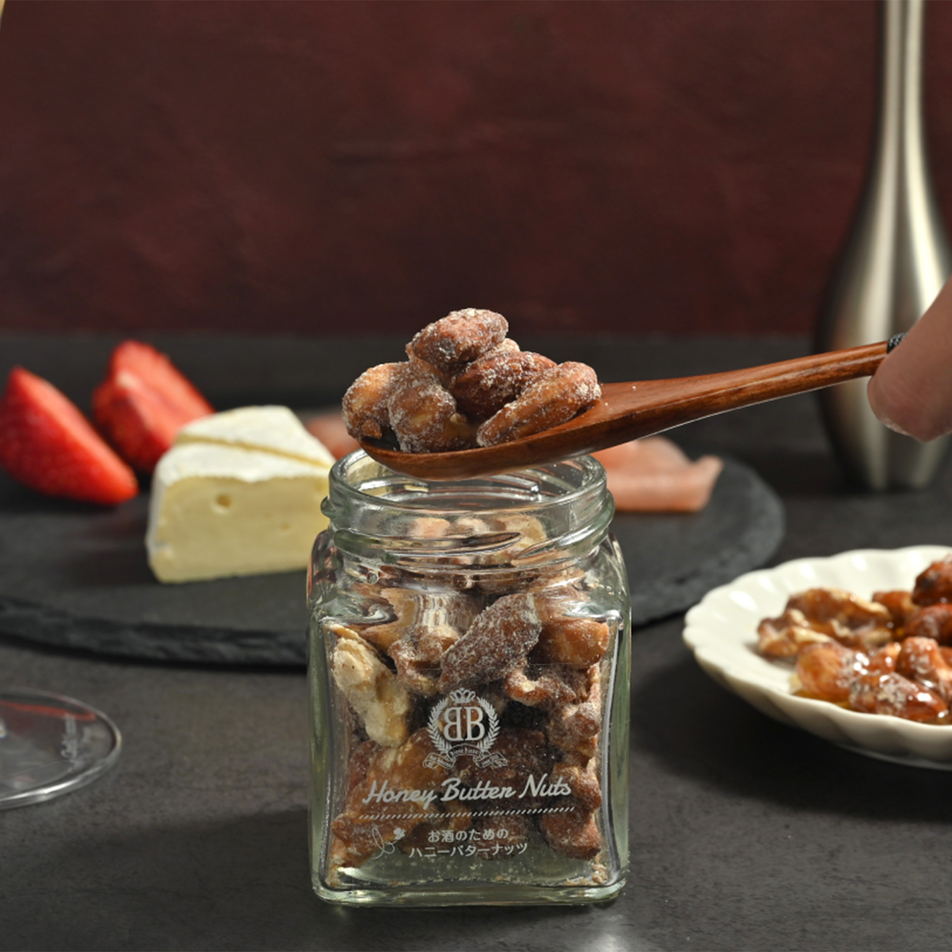 贅沢おつまみ、ハニーナッツ×ミシュラン愛⽤のスパ ークリングのセット