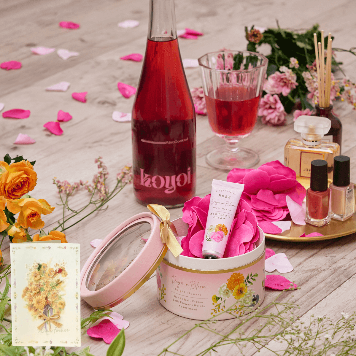ローズ⾹る花びら⼊浴剤＆ハンドクリームとハイビスカスのスパークリングカクテルのセット