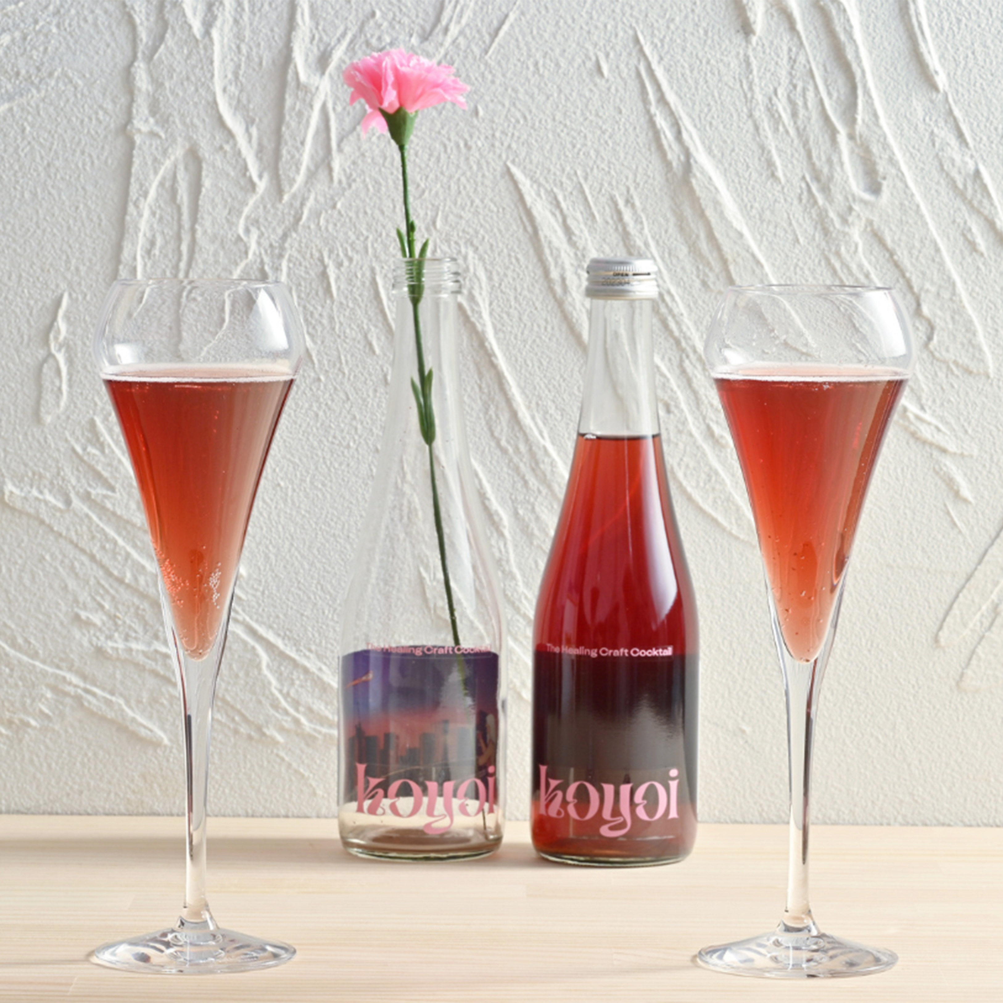 花とともに思い出を贈るカーネーションとハイビスカスのスパークリングカクテルのセット