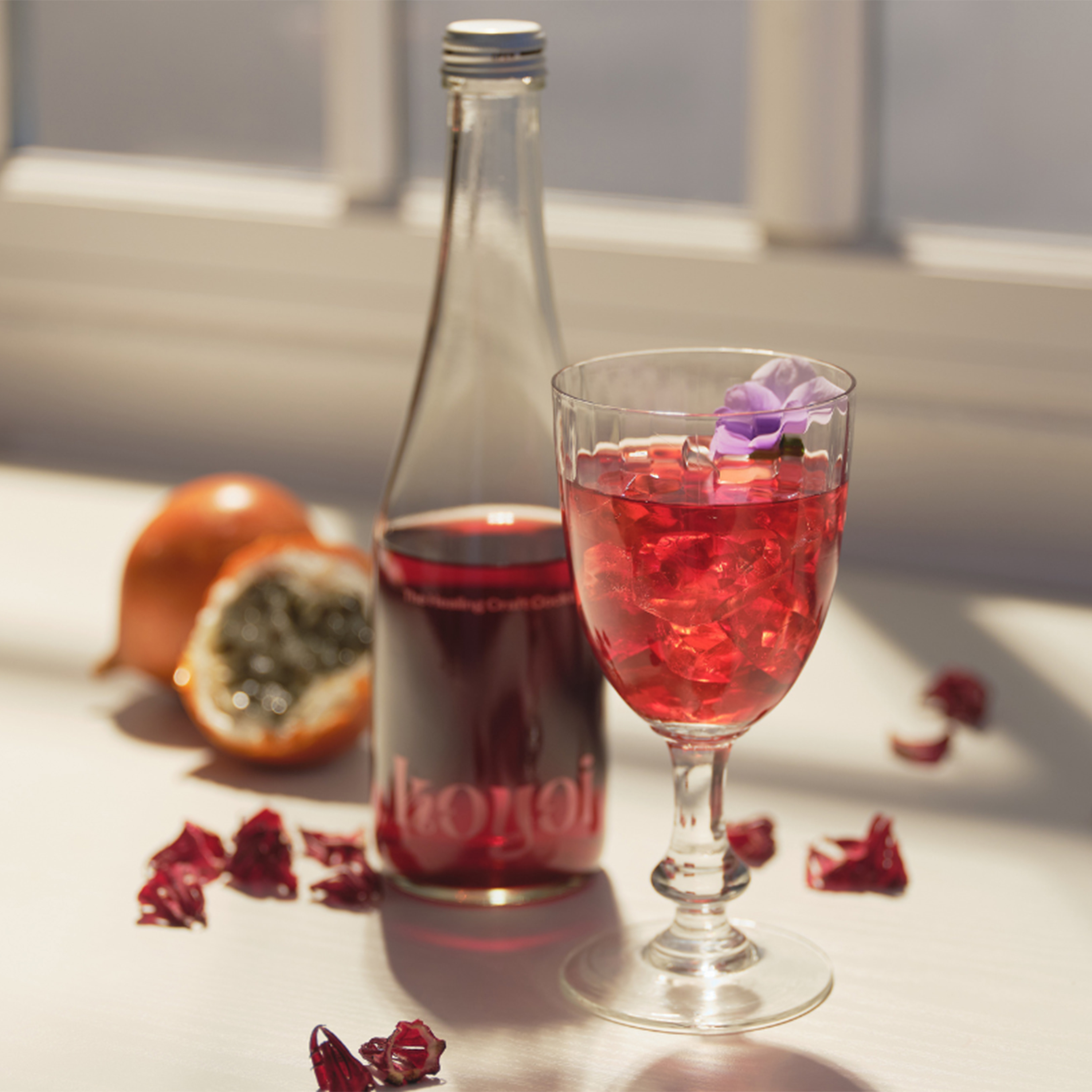 花とともに思い出を贈るカーネーションとハイビスカスのスパークリングカクテルのセット