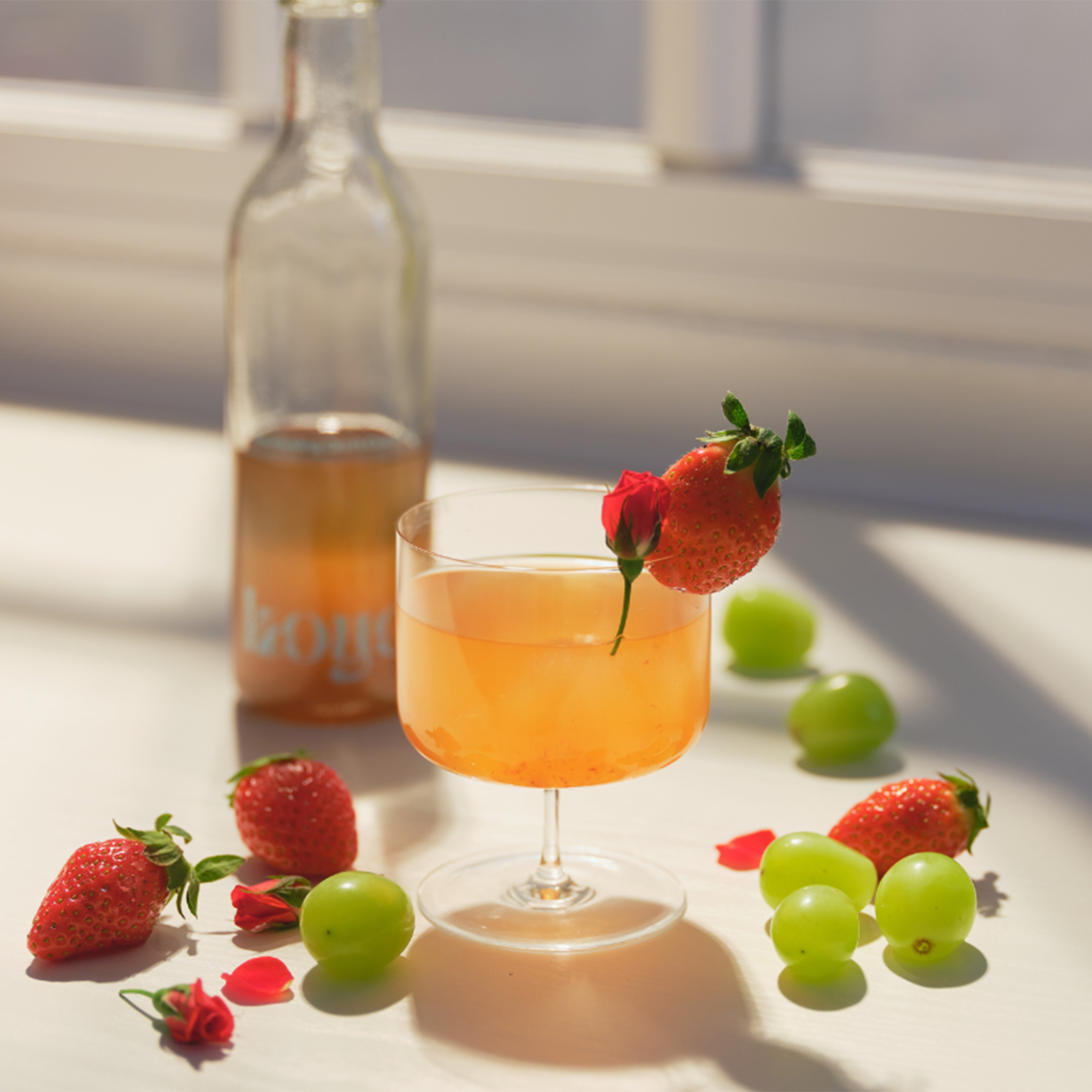 花の⾹りに包まれるミニ花束×⽣イチゴカクテルセット