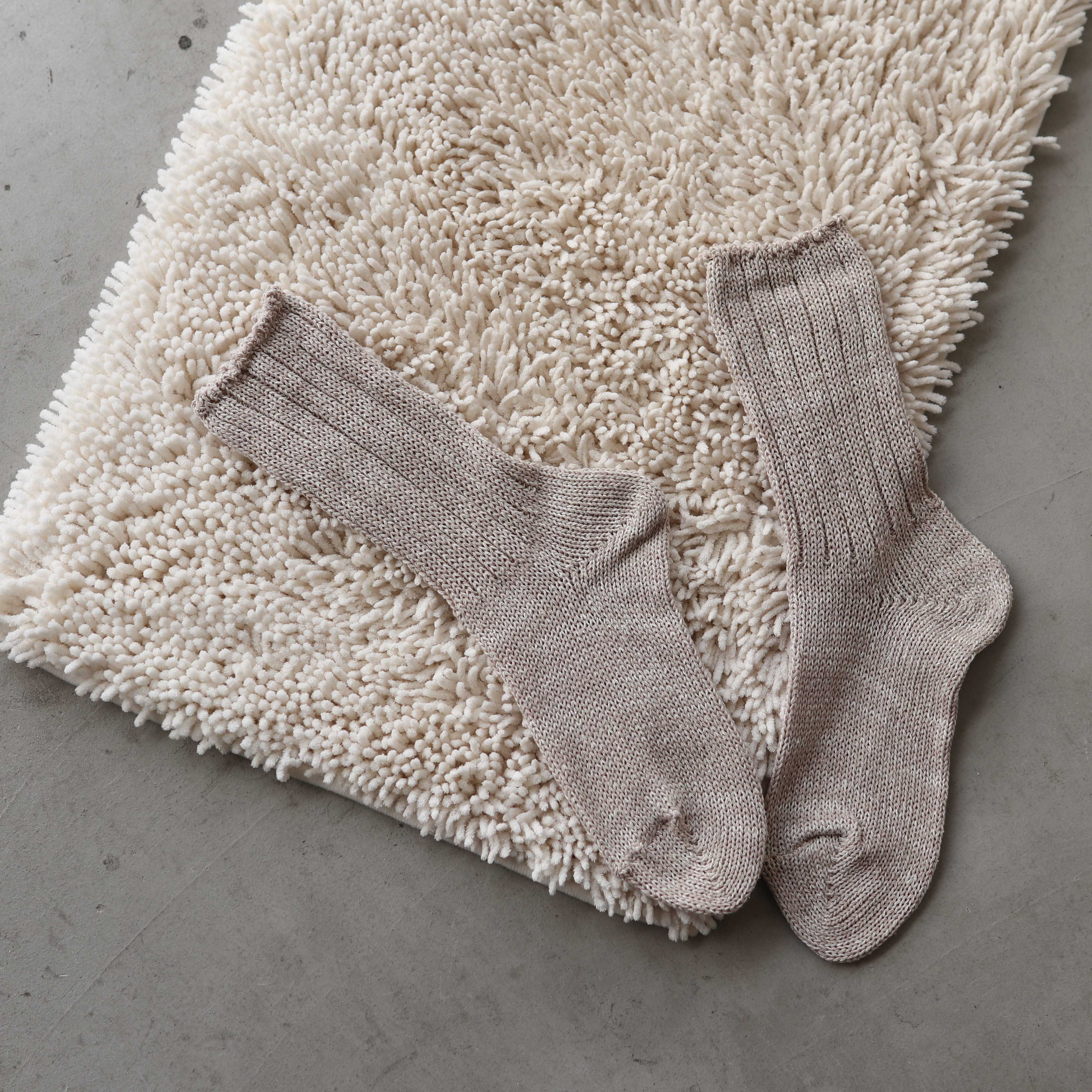 【BOX付き】シルク配合入浴剤と湯上がりシルク靴下のセット