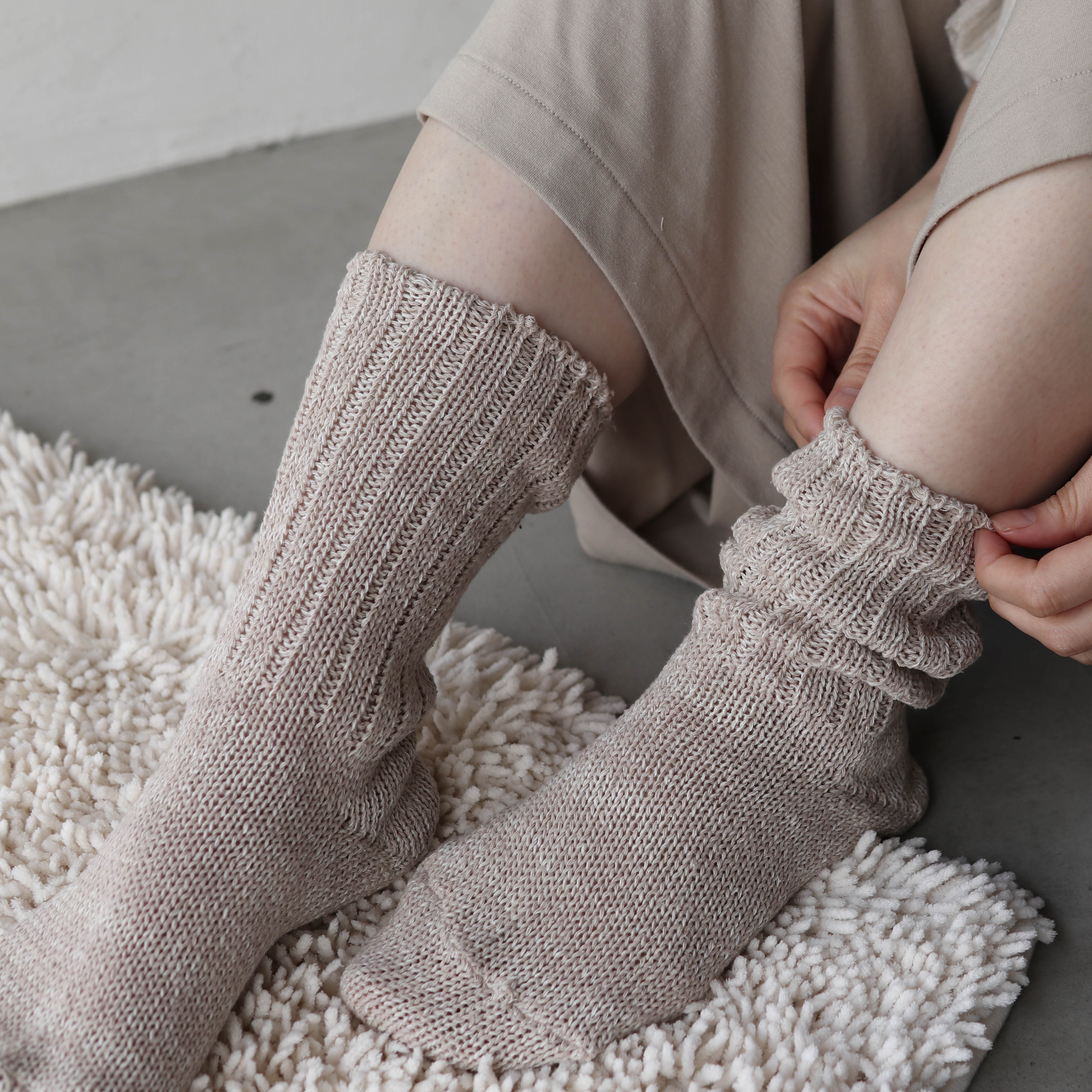 【BOX付き】シルク配合入浴剤と湯上がりシルク靴下のセット