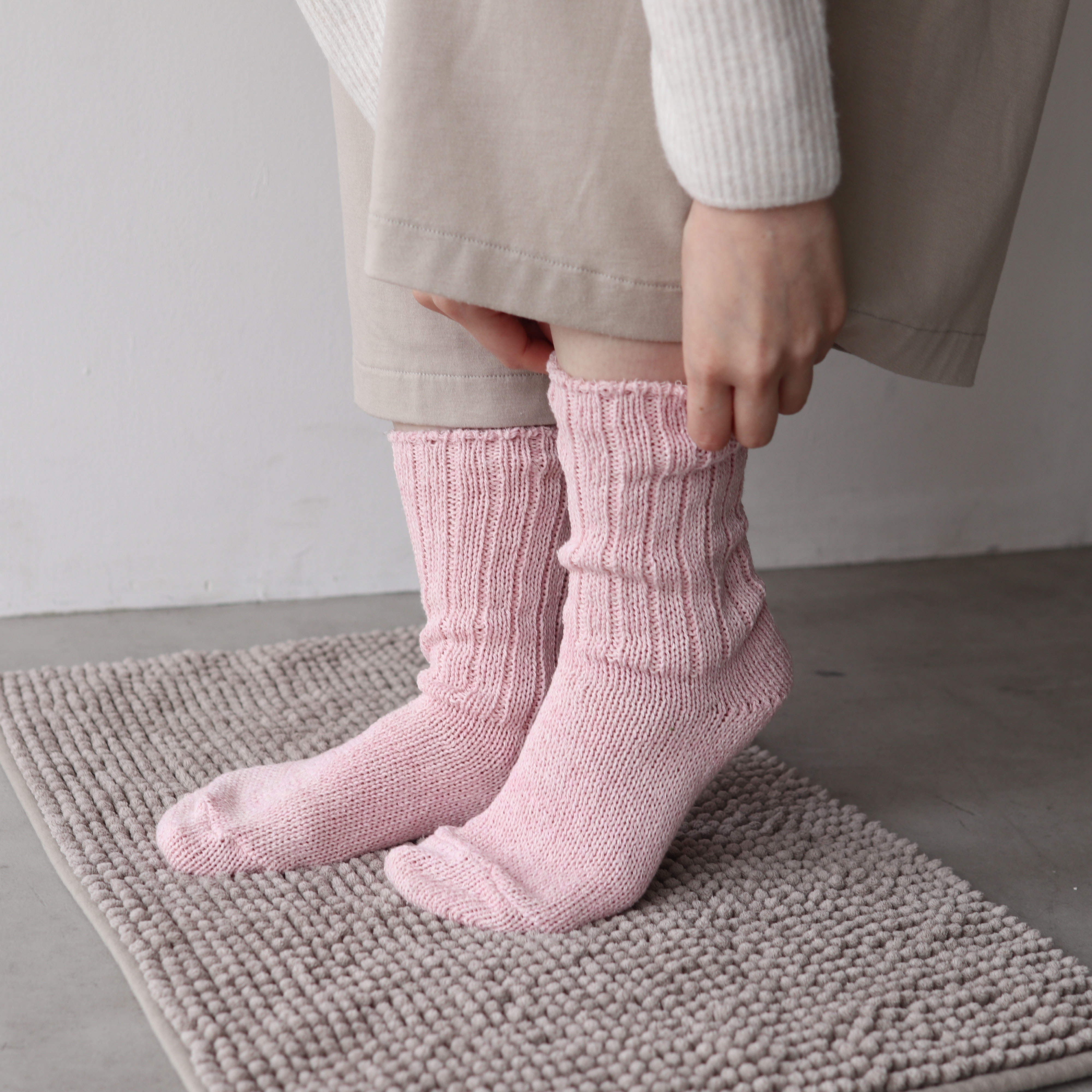 【BOX付き】シルク配合入浴剤と湯上がりシルク靴下のセット