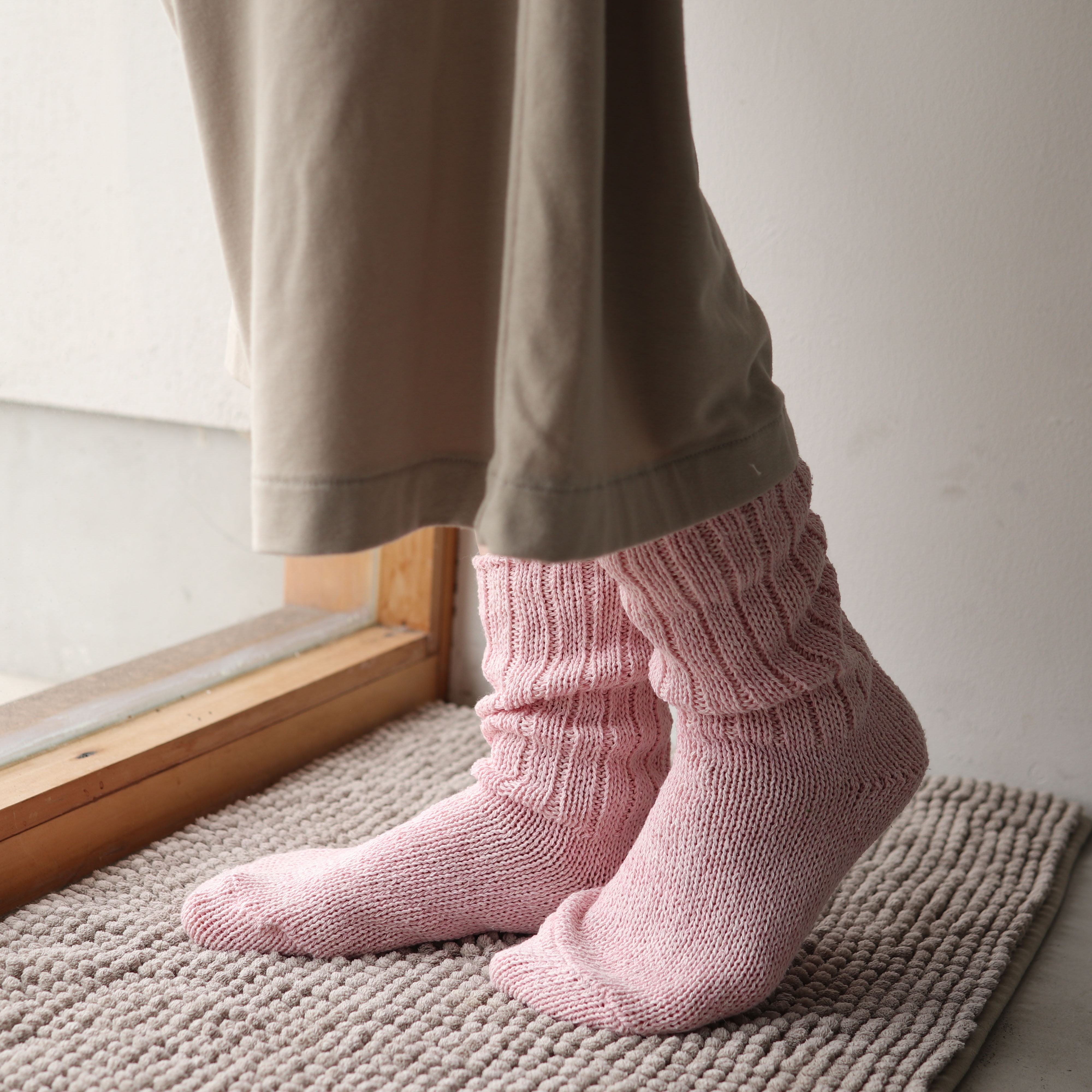 【BOX付き】シルク配合入浴剤と湯上がりシルク靴下のセット