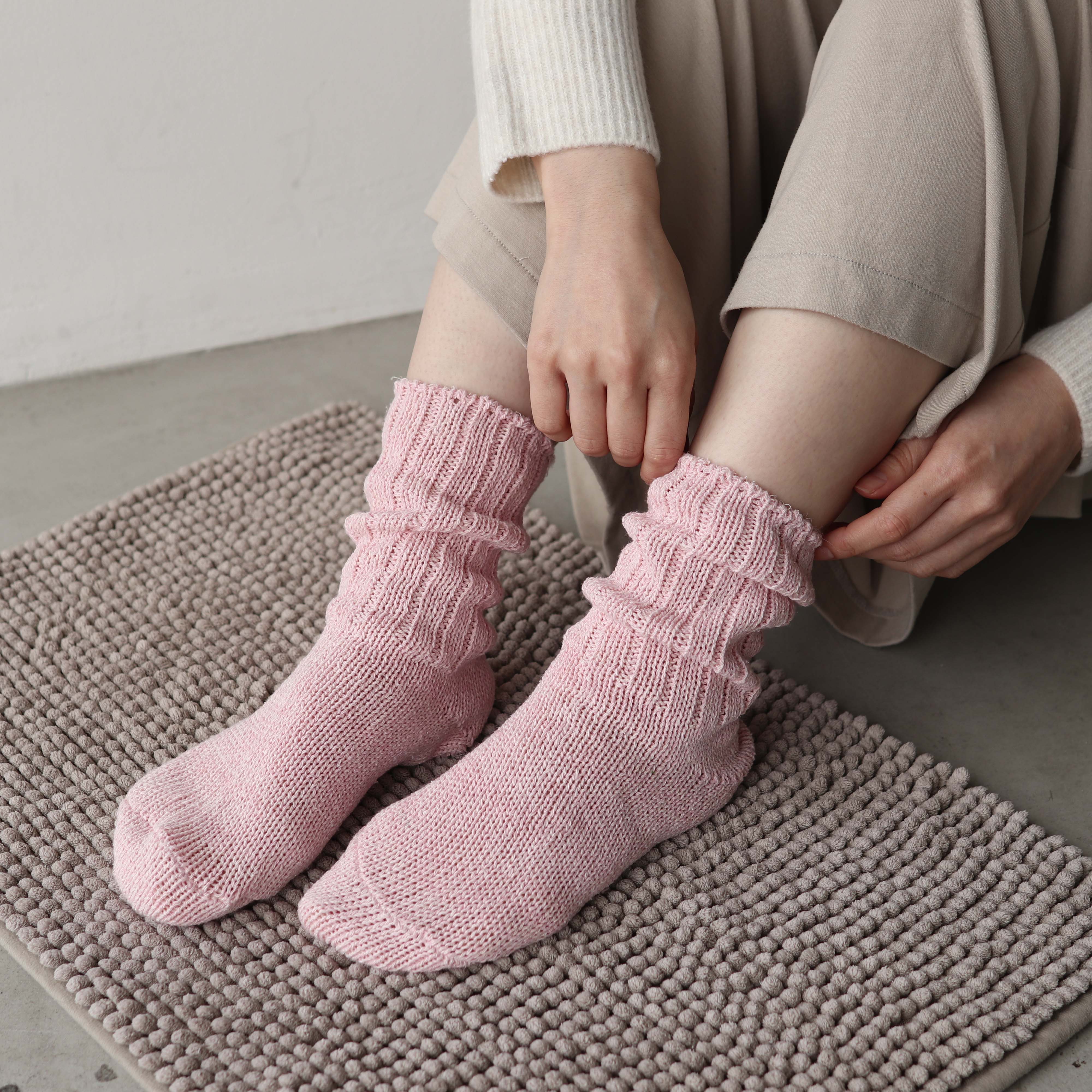 【BOX付き】シルク配合入浴剤と湯上がりシルク靴下のセット