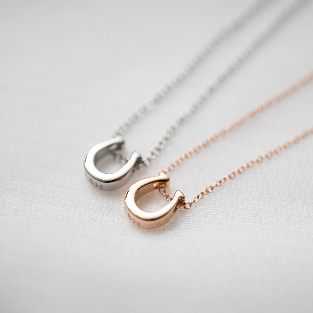 【刻印無料・セミオーダー・ペアでお届け】ホースシューのペアネックレス　opp00056