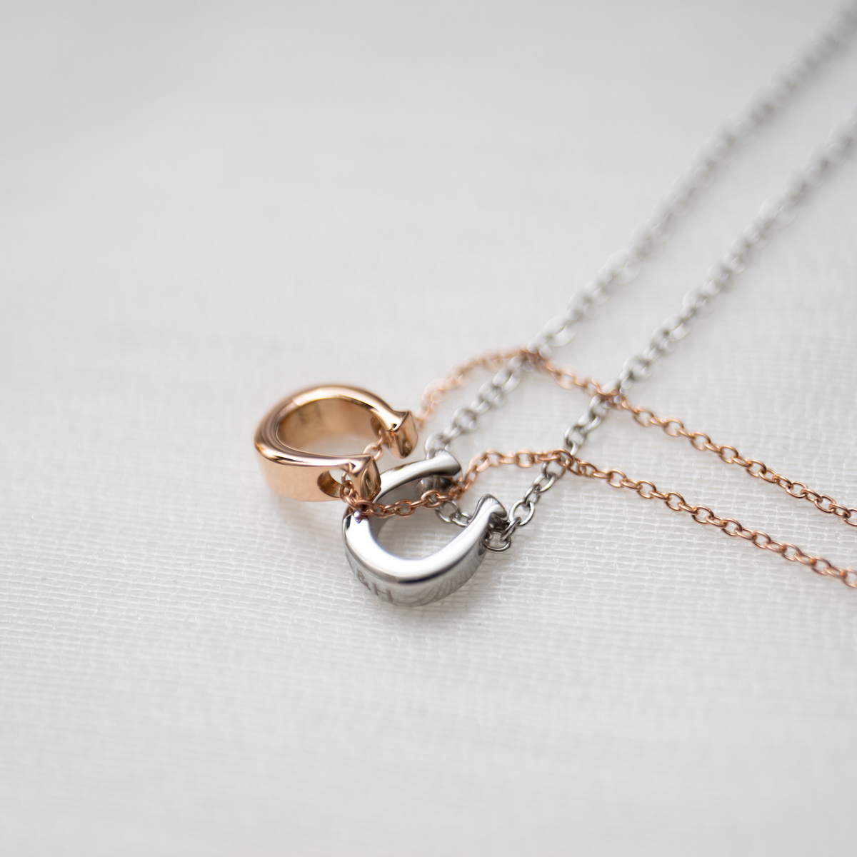 【刻印無料・セミオーダー・ペアでお届け】ホースシューのペアネックレス　opp00056