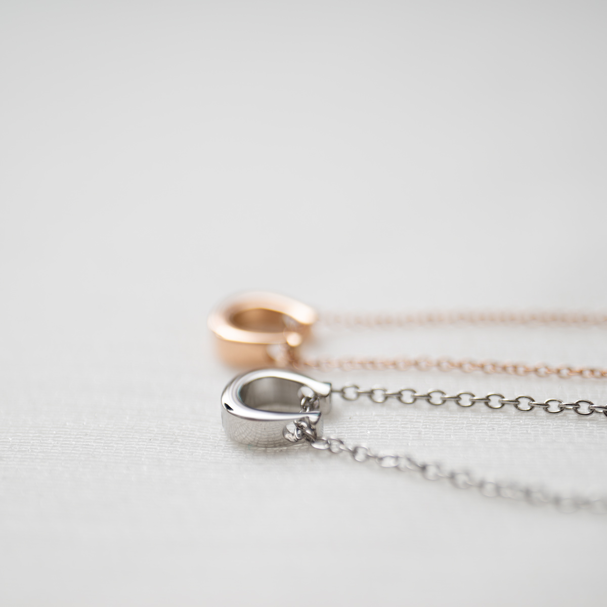 【刻印無料・セミオーダー・ペアでお届け】ホースシューのペアネックレス　opp00056