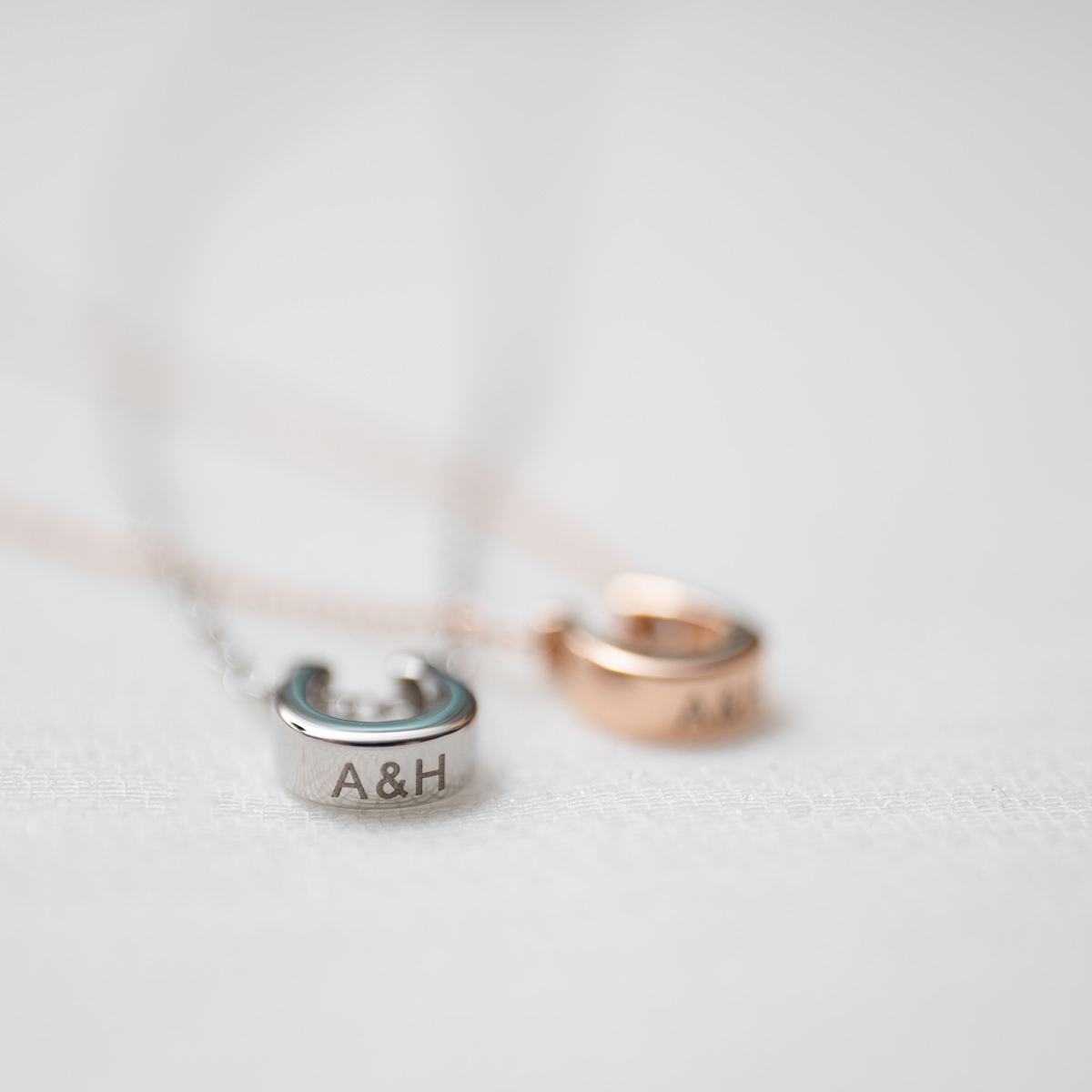 【刻印無料・セミオーダー・ペアでお届け】ホースシューのペアネックレス　opp00056