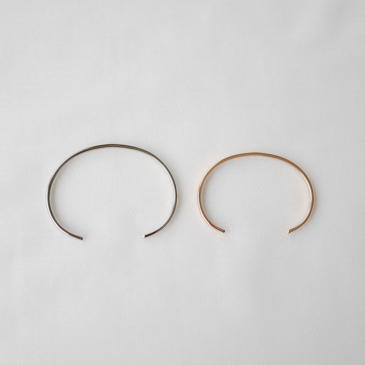 【刻印無料・セミオーダー・ペアでお届け】シンプルなスリム甲丸のペアバングル　klb056